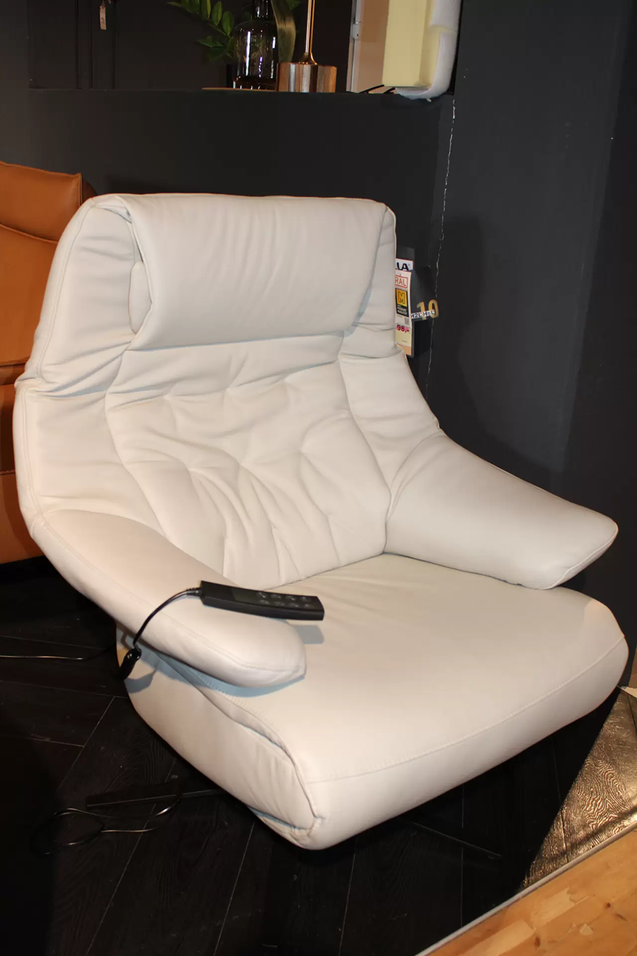 Der Relaxsessel HU-CA15017 von Hukla in weißem Lederbezug