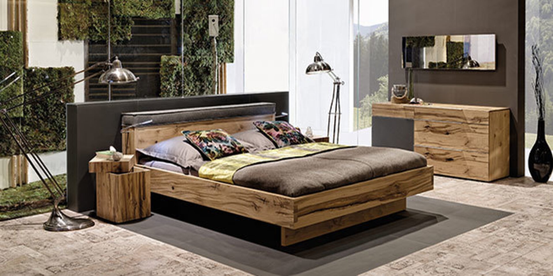 Titelbild der Premiummarke Voglauer - Möbel voller Leben. Abgebildet ist ein Schlafzimmer aus modernen Holzmöbeln.