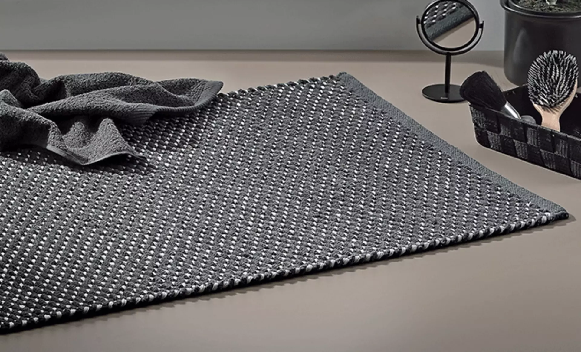 Badezimmeraccessoires in dunklen Farben