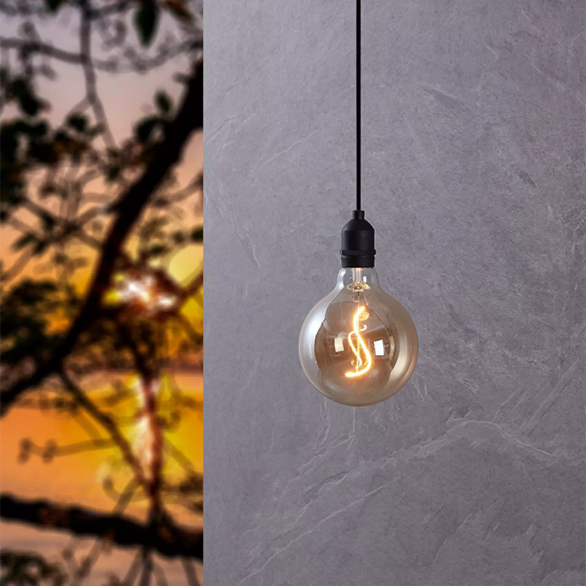 Stylische Glühbirne vono Eglo mit verschlungenem Leuchtkörper an simpler Pendelleuchte ohne Lampenschirm