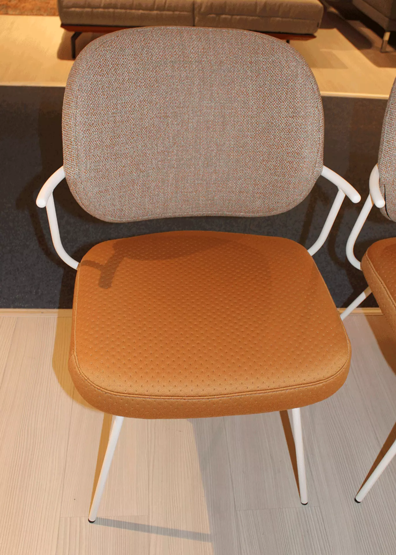 Braun-grauer Stuhl mit gepolsteter Sitzfläche und Rückenlehne von Vorne