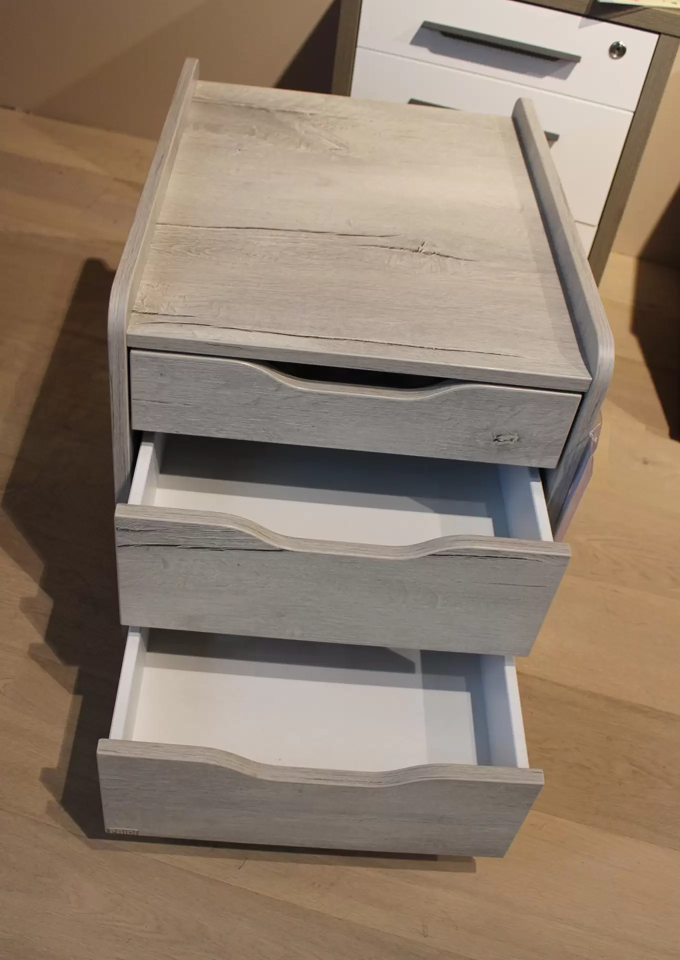 Rollcontainer Diego von Paidi in grau aus Holz mit offenen Schubladen