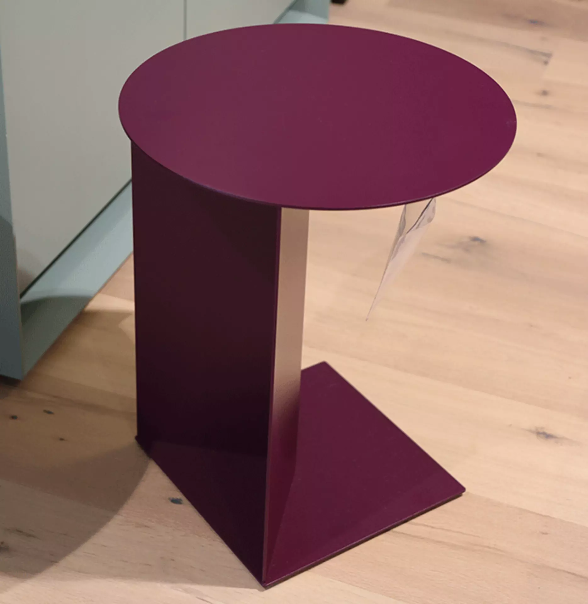 Seitenansicht des Forma Beistelltisches vonn Möller Design in Violett mit seinen drei geometrischen Formen - quadratisch, dreieckig und rund.