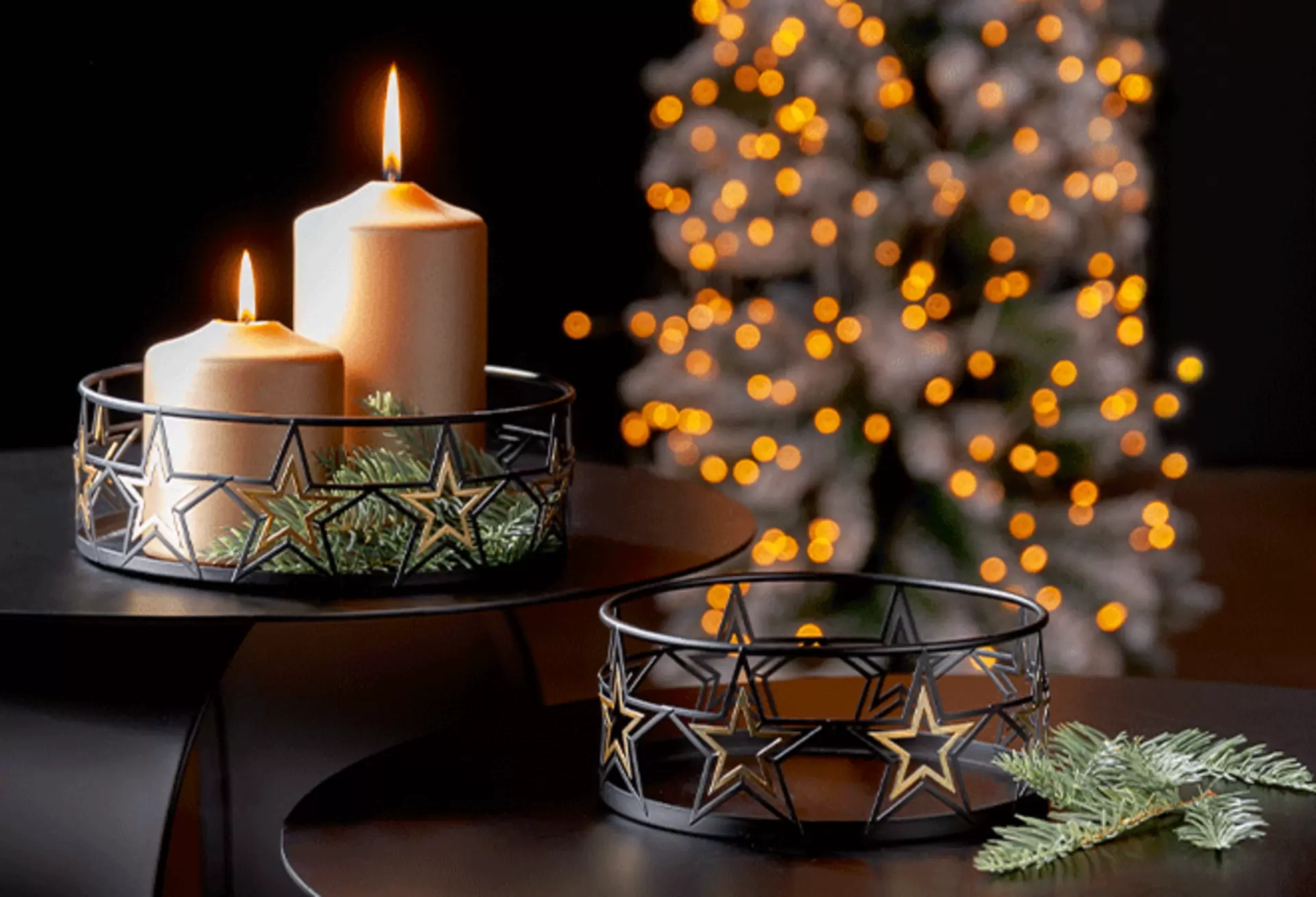 Stimmungsvoller Kerzenschein und leuchtender Christbaumschmuck auf dem Möbel Inhofer Weihnachtsmarkt in Senden