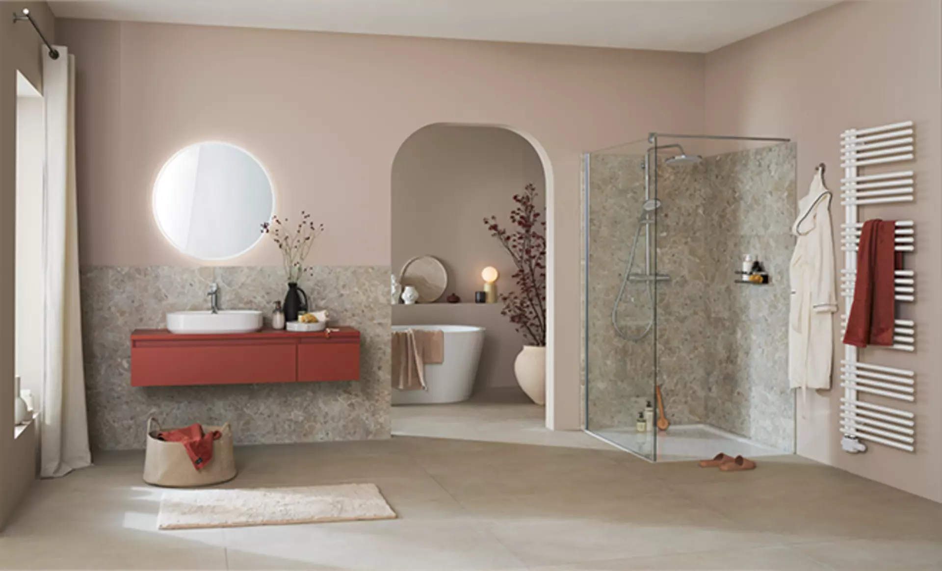 Die Organic Modern Badezimmermöbel aus der Schöner Wohnen Kollektion in burgunder Lackiert. Aufgenommen in einem großen offenen Bad mit ebenerdiger Dusche