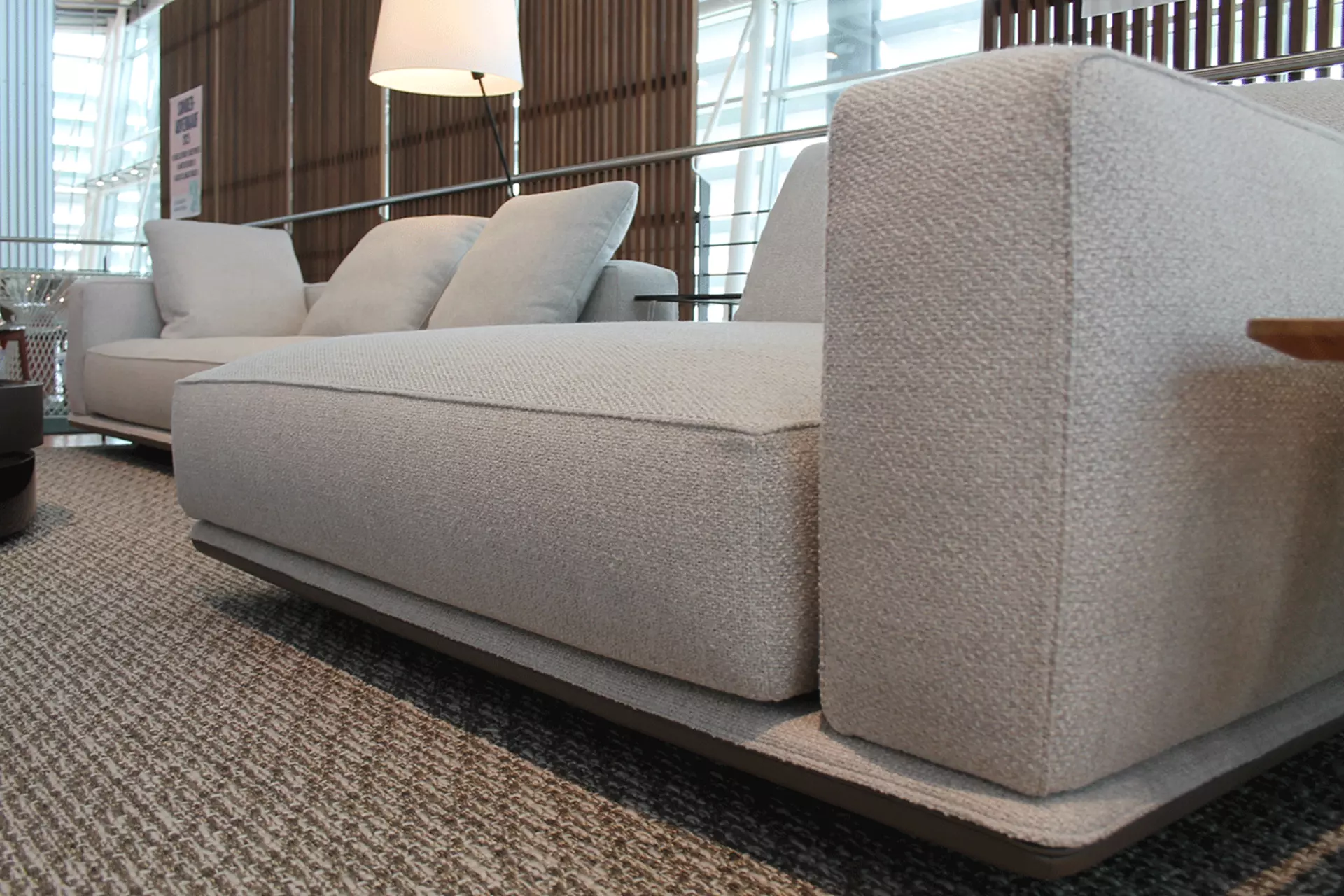 Die Polsterung und der Sockel des Horizonte Sofas im Detail