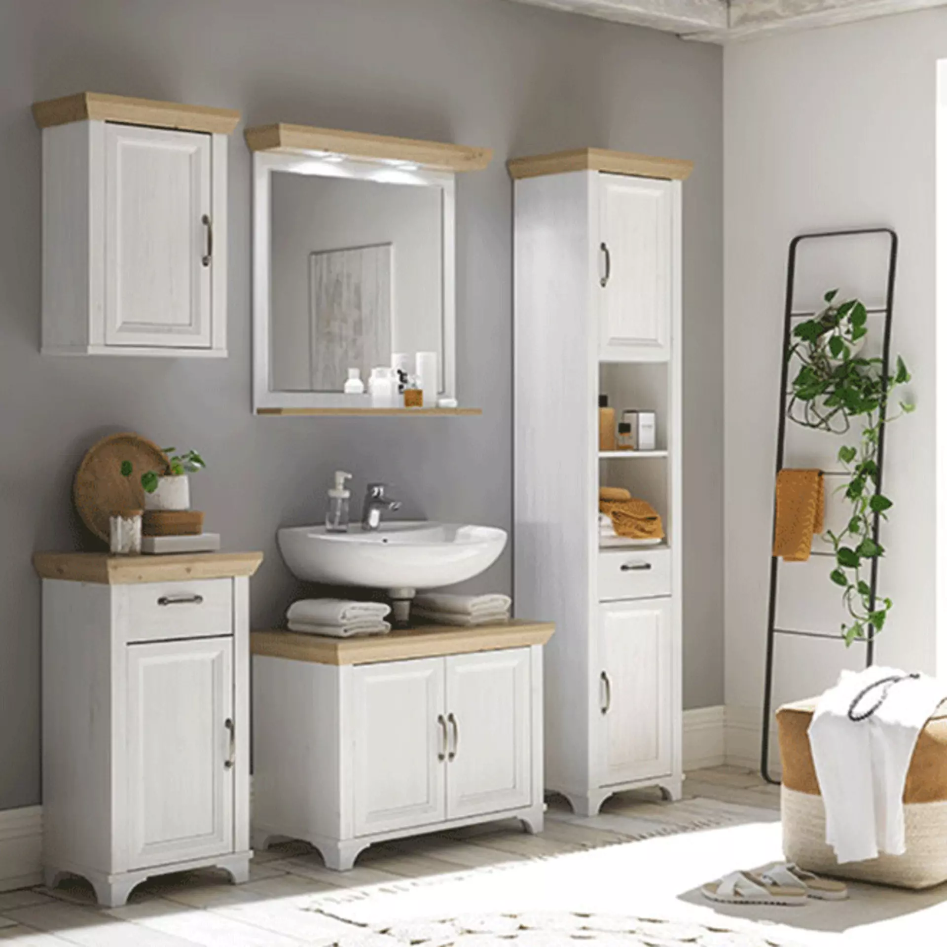 badezimmer mit weßen holzmöbeln und landhaus dekoration