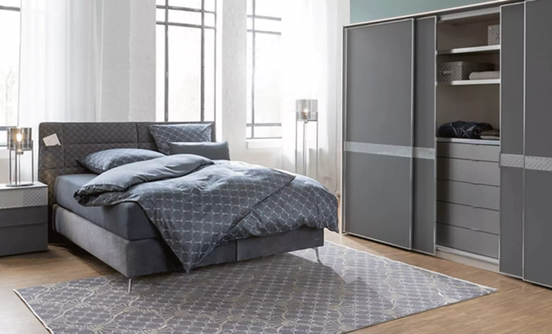 Anthrazitfarbenes Schlafzimmer mit Boxspringbett und Schrank