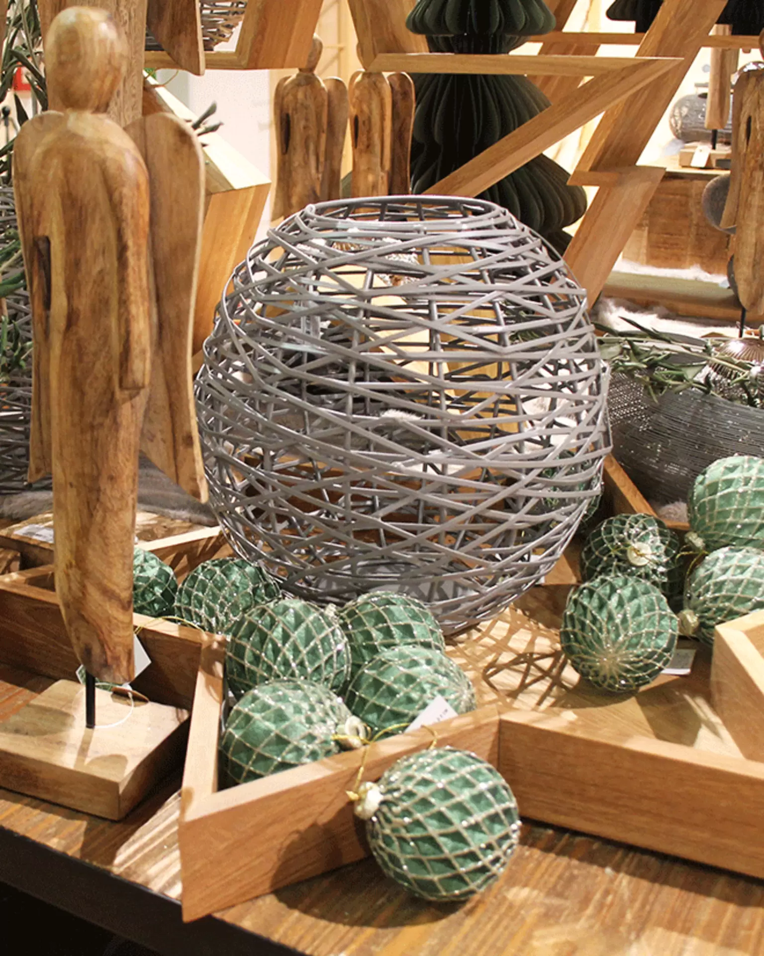 Skandinavische Weihnachtsdekoration mit Holz-Stern, Geflecht-Kugel und grünen Weihnachtsbaumkugeln