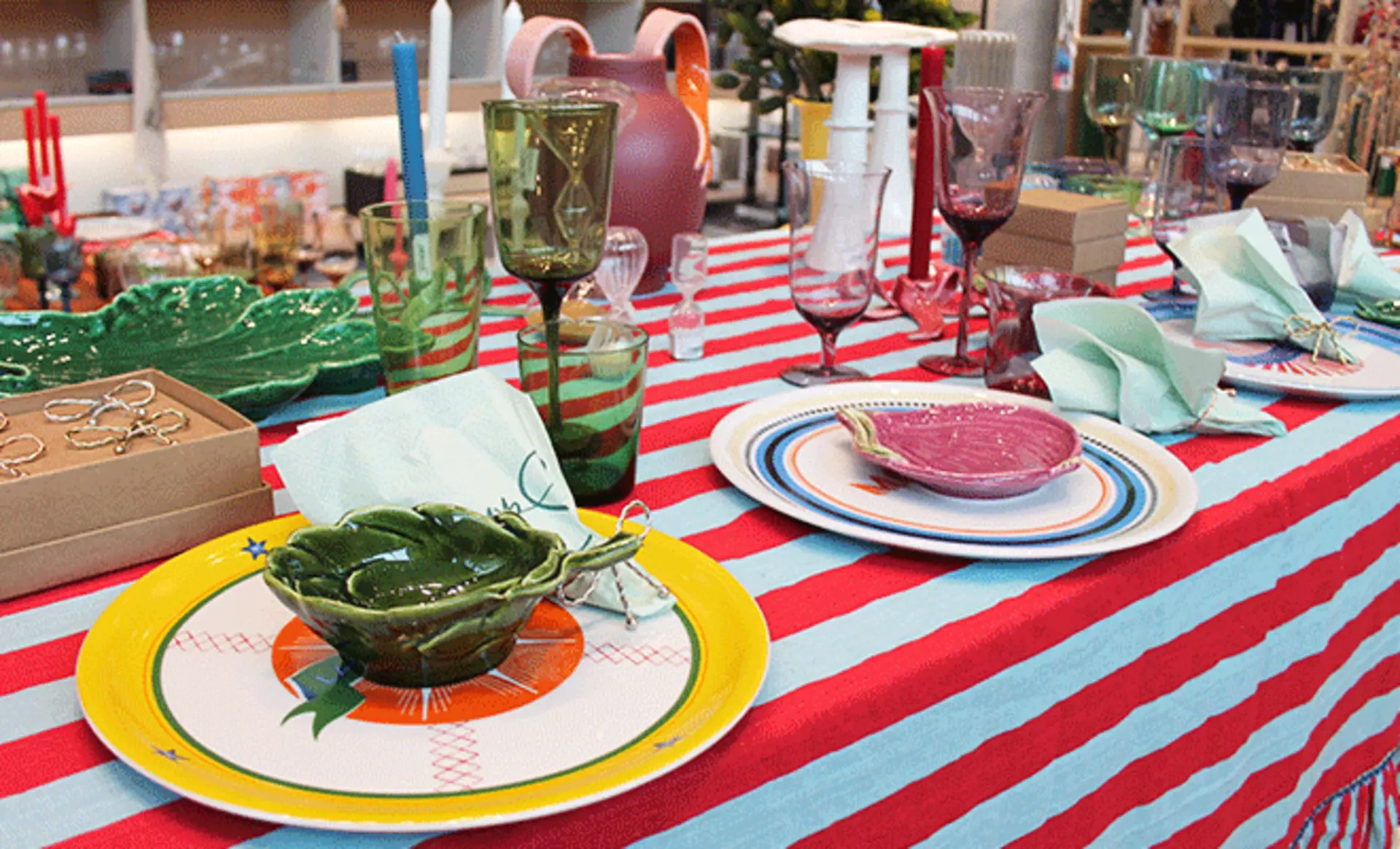 Farbenfrohes Geschirr in stilvollem Design