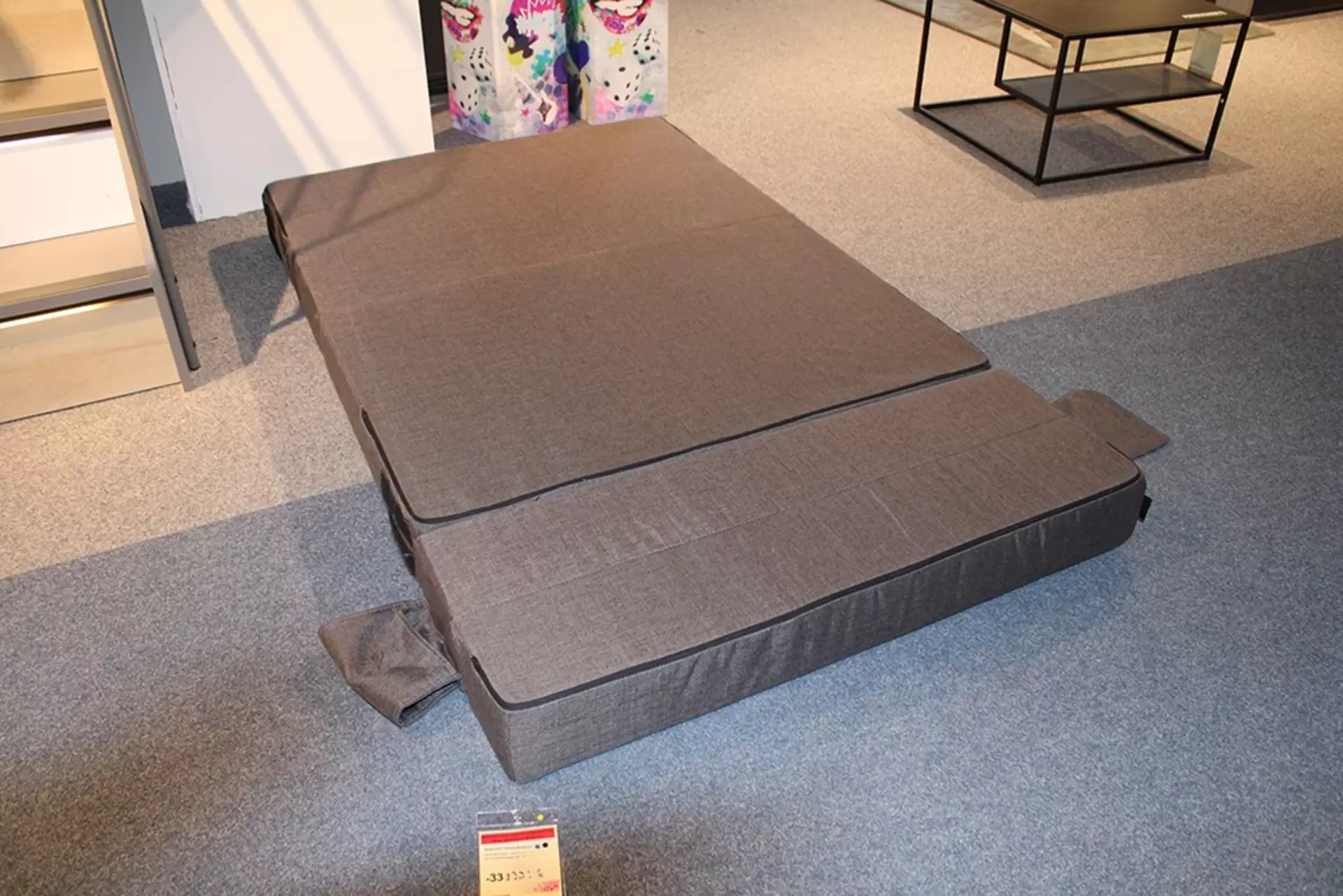 Klappsofa aus grauem Stoff in Minecraft Design im ausgeklappten Zustand