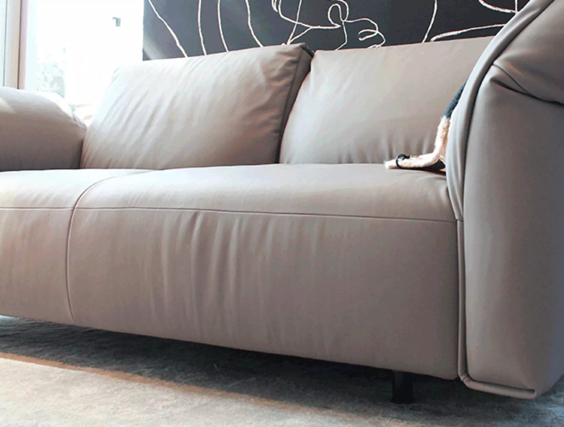 Das Sofa Molamisa mit höheren Füßen