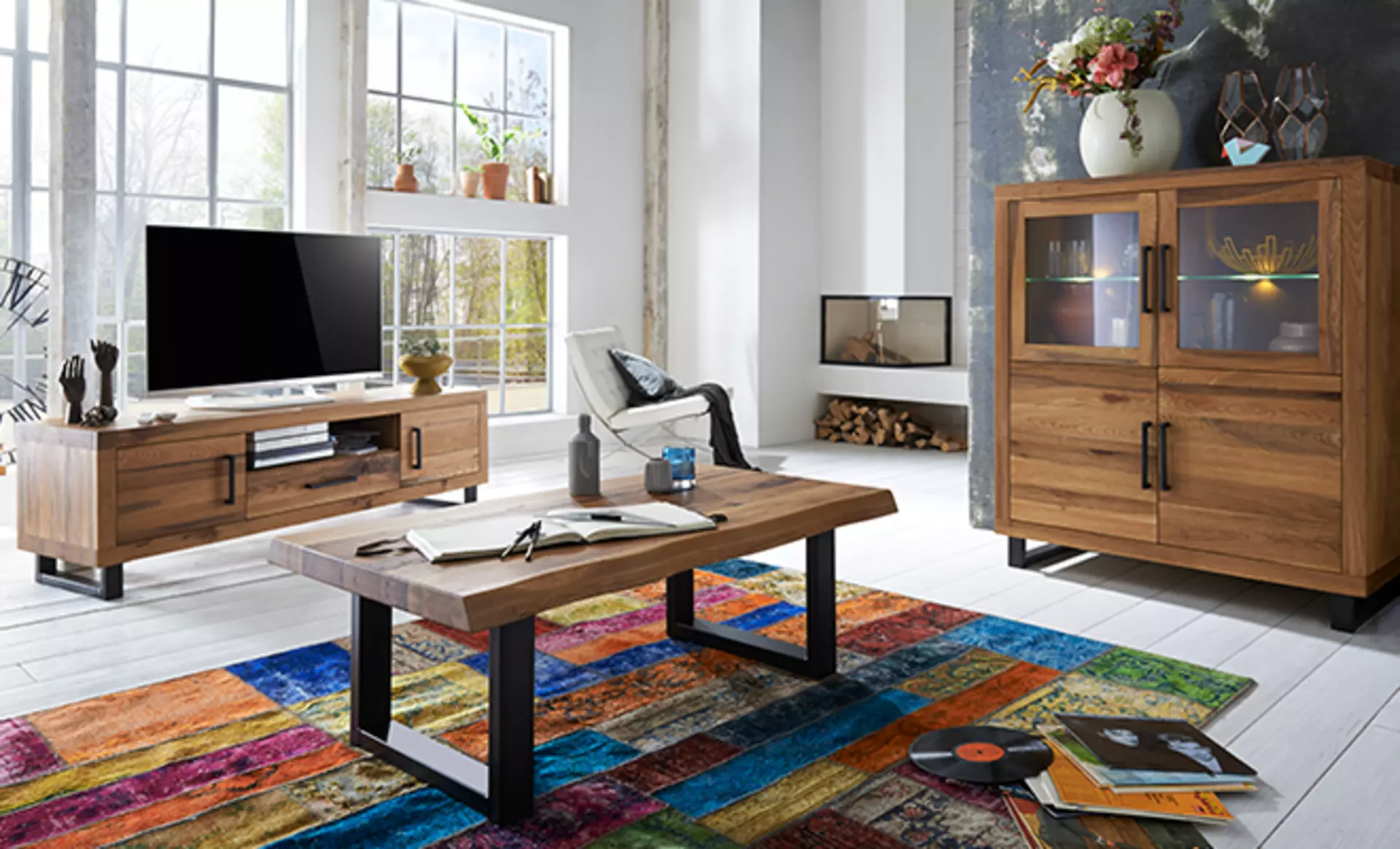Die Nature Serie von Bodahl bietet massivholz-Wohnzimmermöbel für jeden Geschmack. Von Highboards, über TV boards bisi hin zu schönen Wohnzimmertischen mit massiven Stahlfüßien