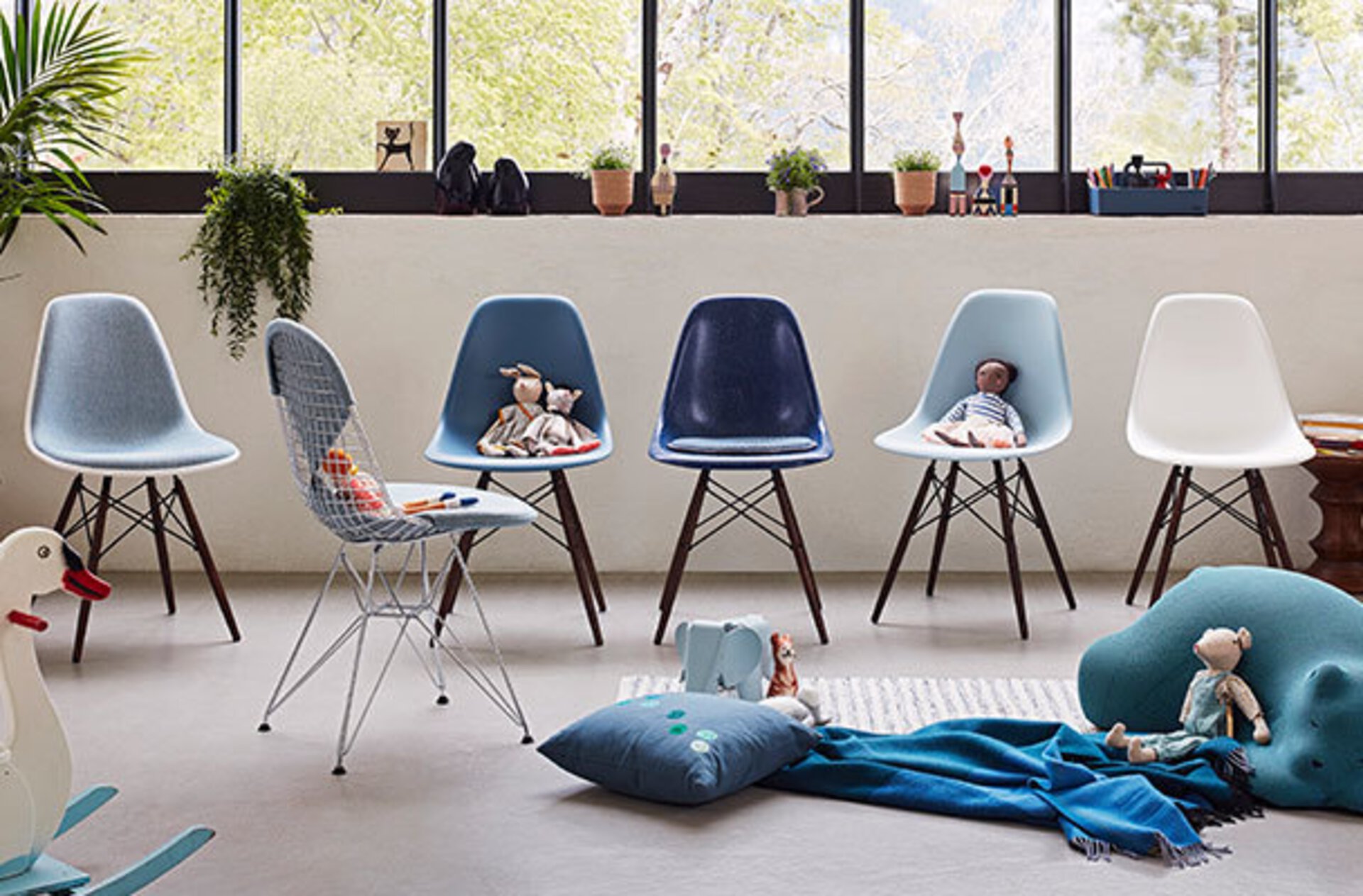 Vitra Plastic Chair Stuhlgruppe in verschiedenen Blautönen