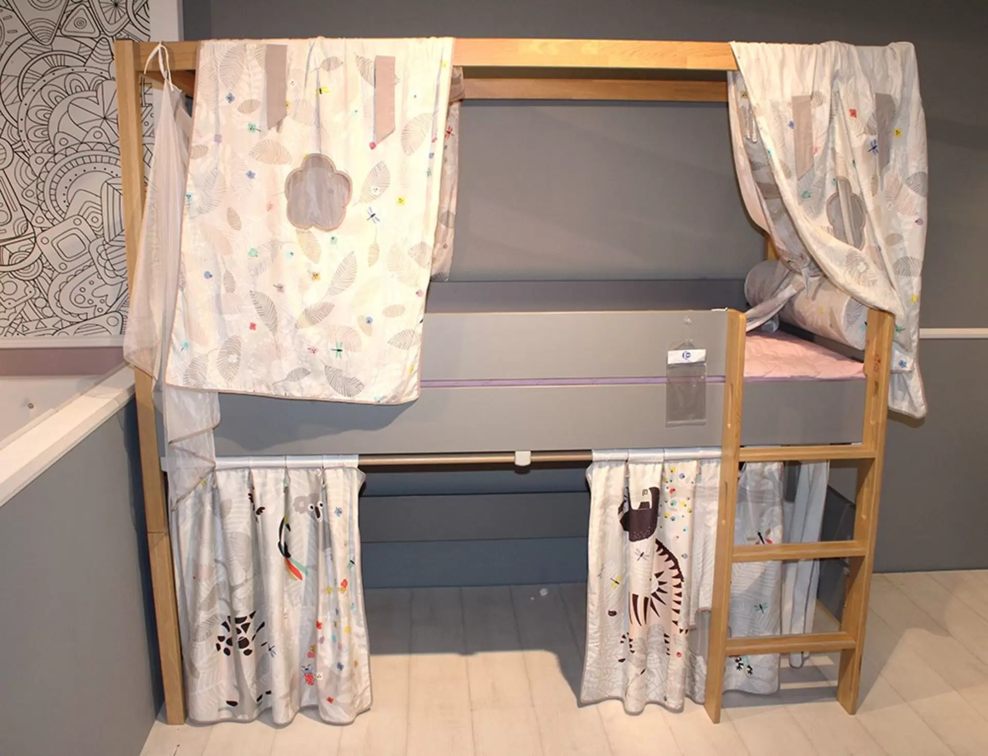 Spielbett aus Holz mit eine Leiter