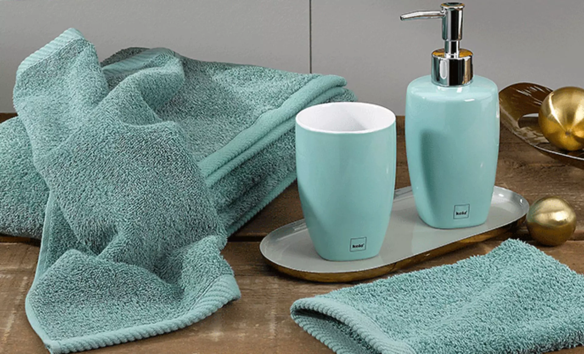 Badezimmer mit Türkiser Dekoration