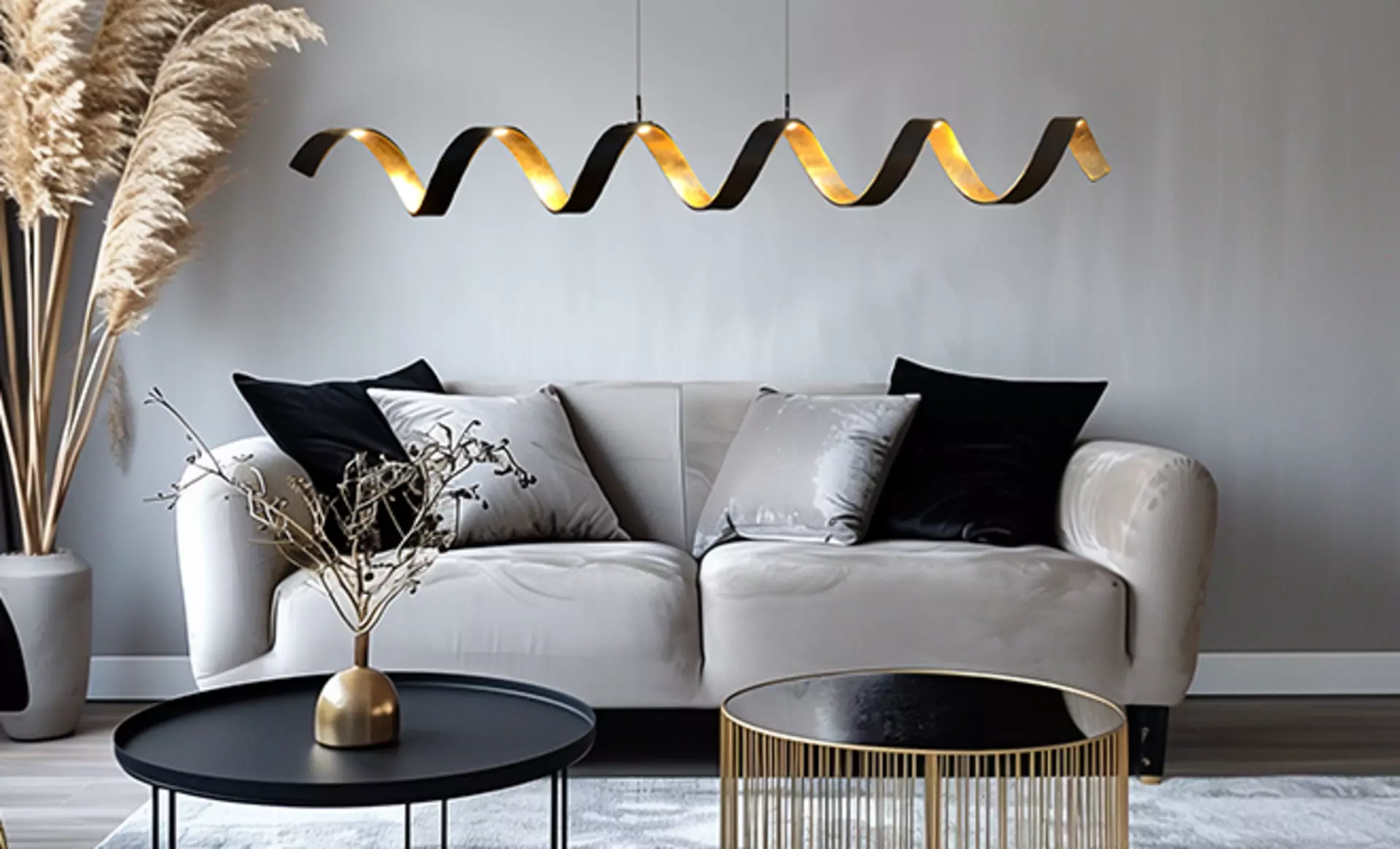 Spiralleuchte in schwarz mit goldenen reflektorscheiben in modernem Wohnzimmer mit grauem zweisitzer Sofa 