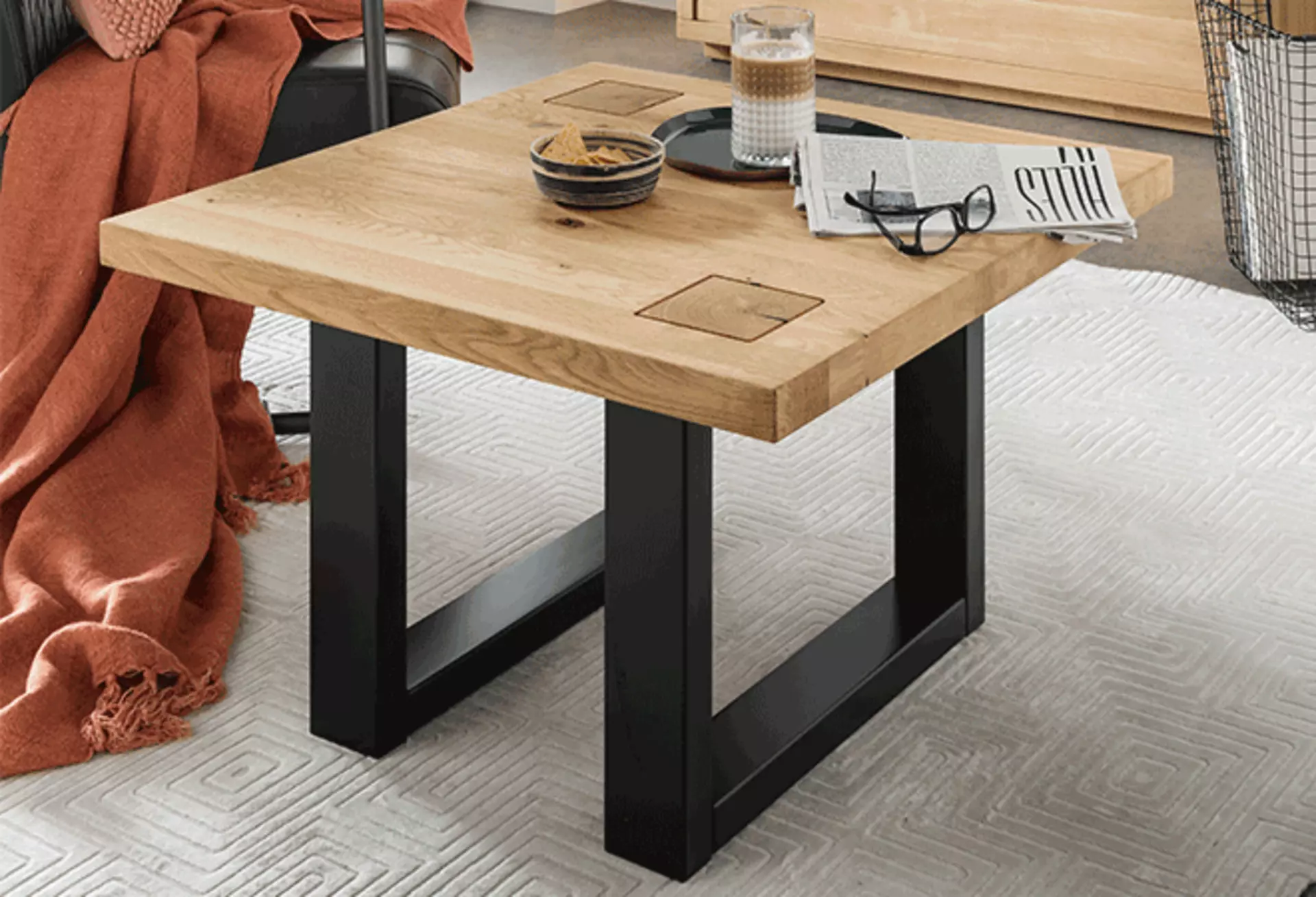 Moderner Couchtisch aus Holz mit klaren Linien im stilvollen Wohnbereich