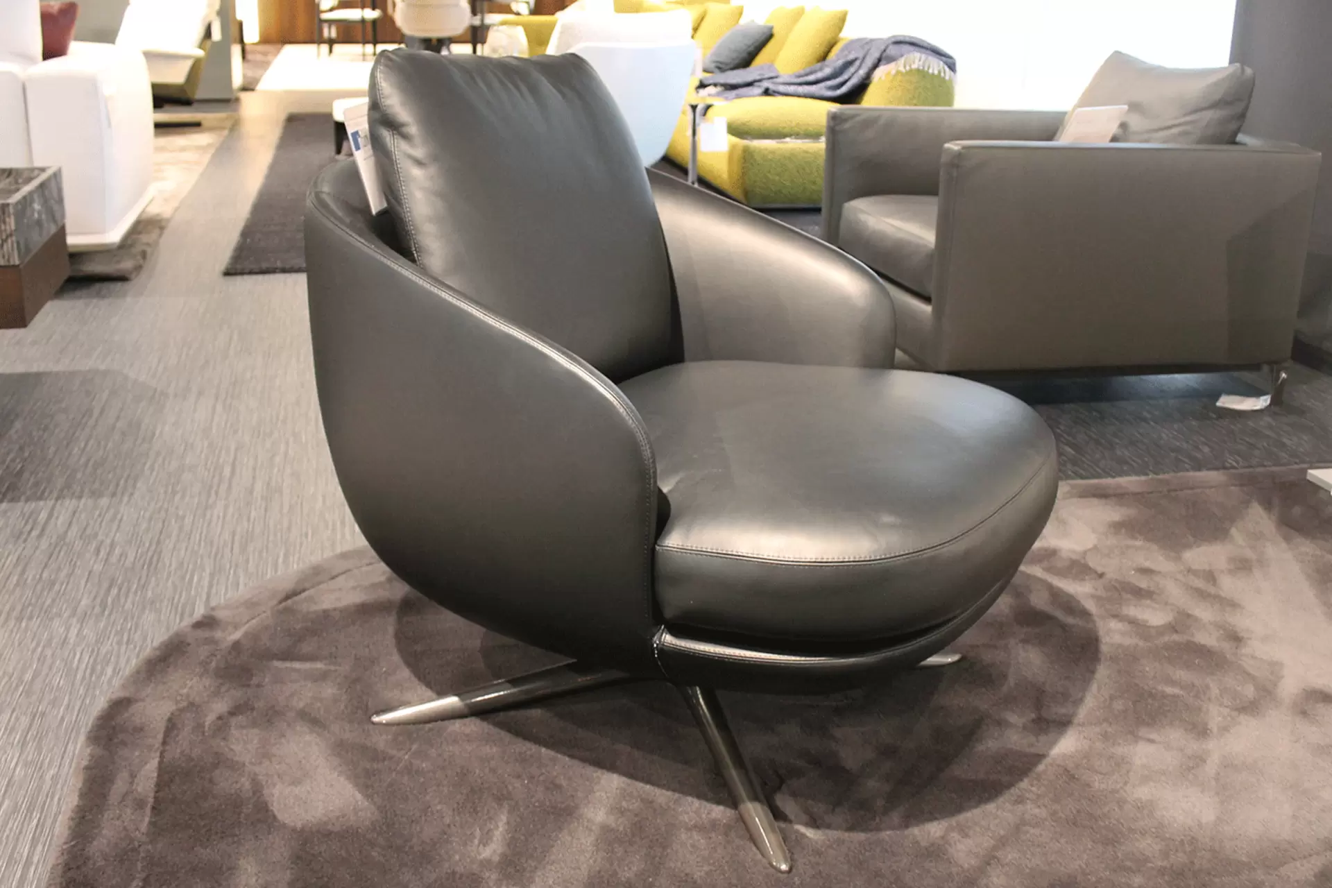 Der Minotti Sessel Raphael mit dunkelgrauem  Lederbezug