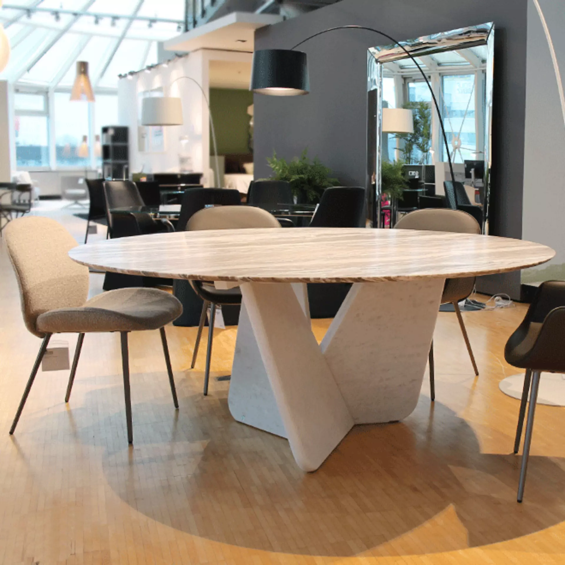 Beeindruckend: runder Steintisch mit 180cm Tischplatte