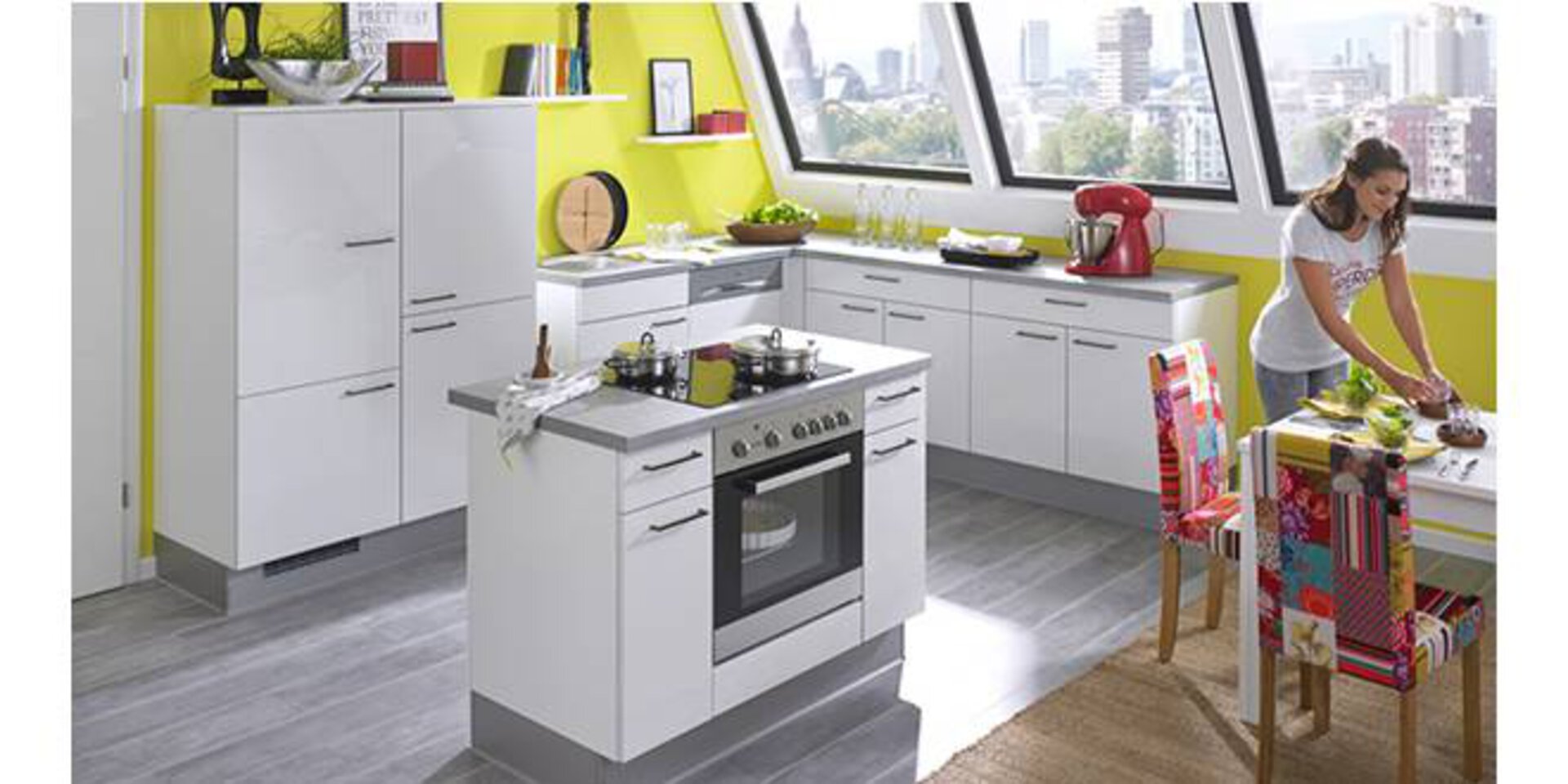 Kleine Kücheninsel mit eingebautem Backofen in einer Dachgeschosswohnung dient als Titelbild für Kompaktküchen.