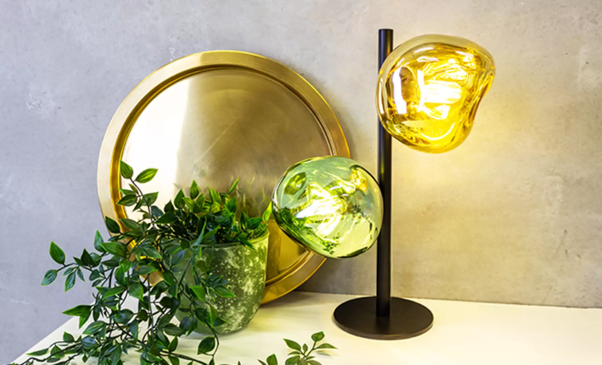 Stylische Akzentleuchte mit grüner und gelber Glaskugel für stimmungsvolles Licht