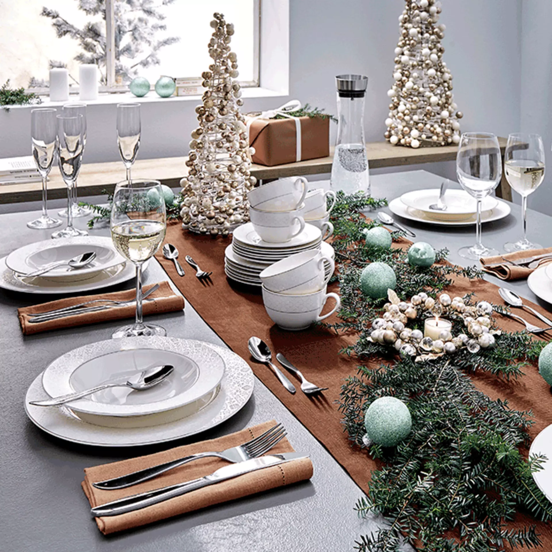 Der Tisch ist mit Weihnachtsdekorationen beschmückt