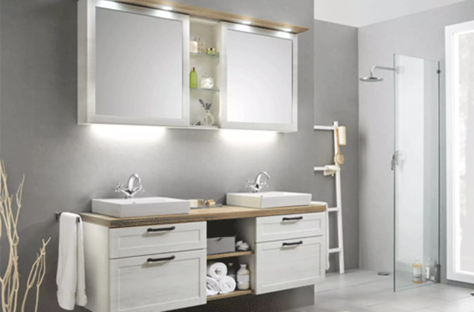 weißes badezimmer mit doppelten waschbecken und weißer holzoptik