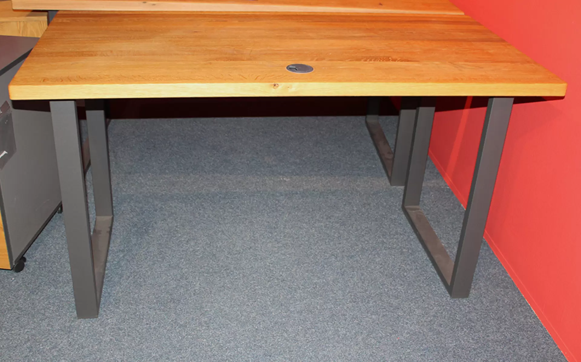Ein Schreibtisch von CELECT aus Eiche massiv geölt