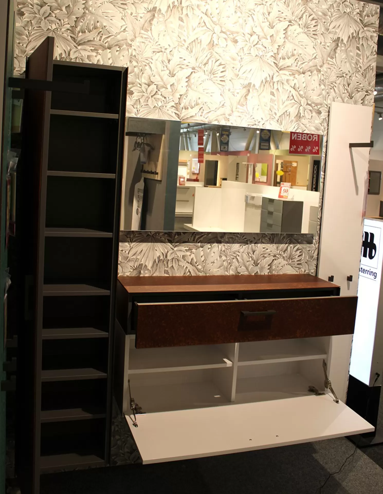 Garderobe ODESSA von Rudolf Sohn in weiß und braun mit geöffneten Türen