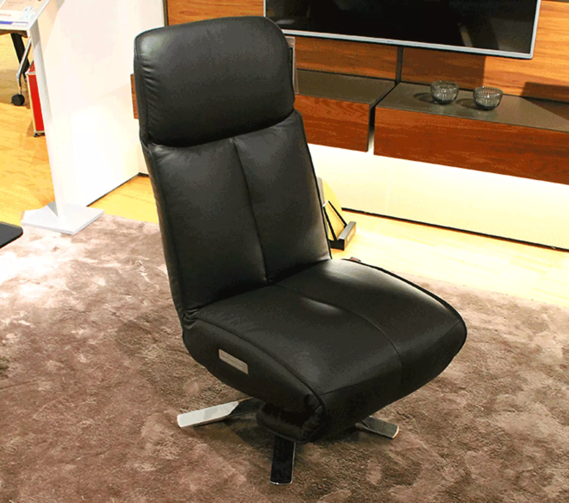 Der Carlo Relaxsessel von Strässle in Leder Schwarz von 5-Stern-Fuß in Chrom glänzend