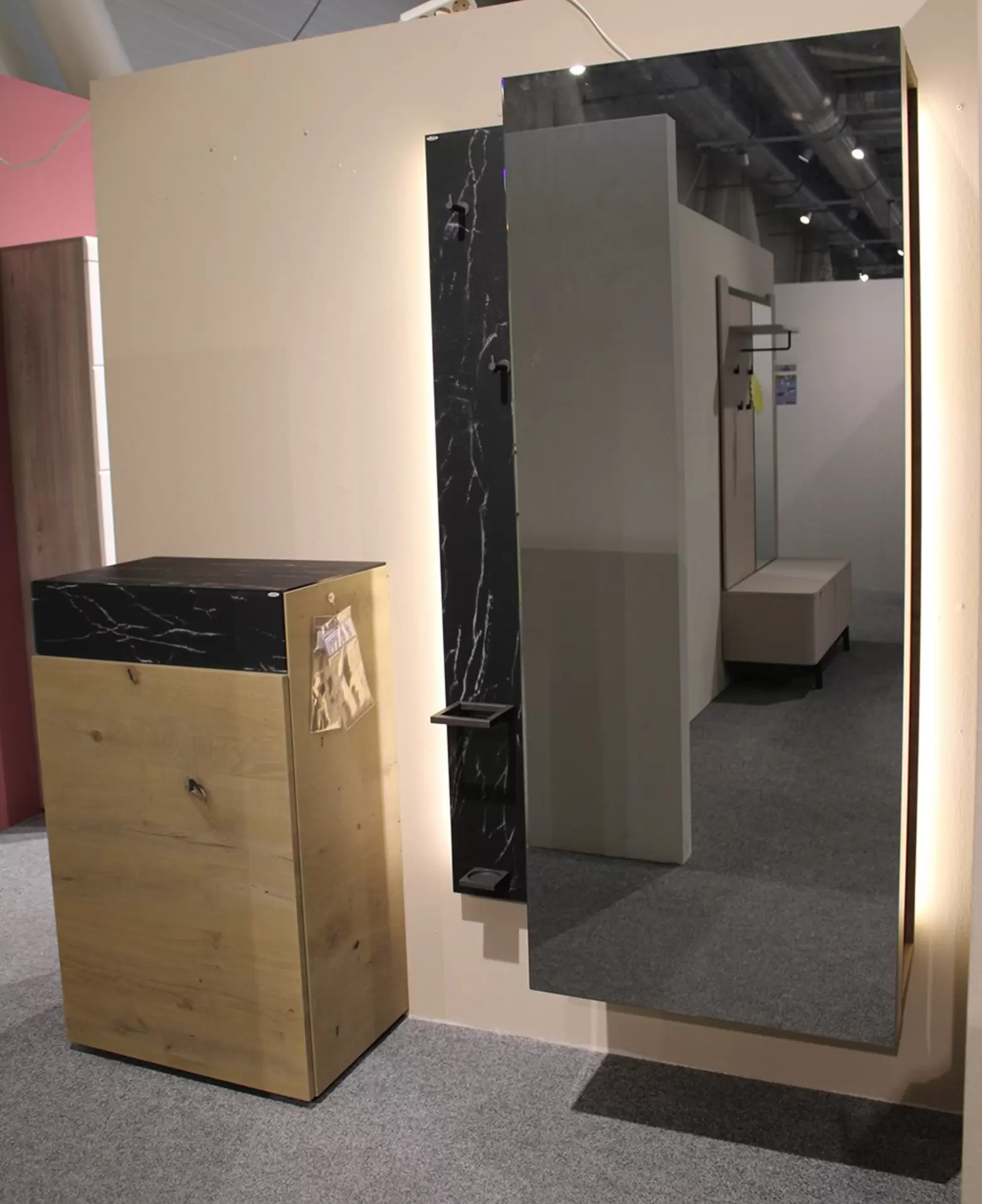 Garderobe VTEKTURA von Voglauer mit großem Spiegel