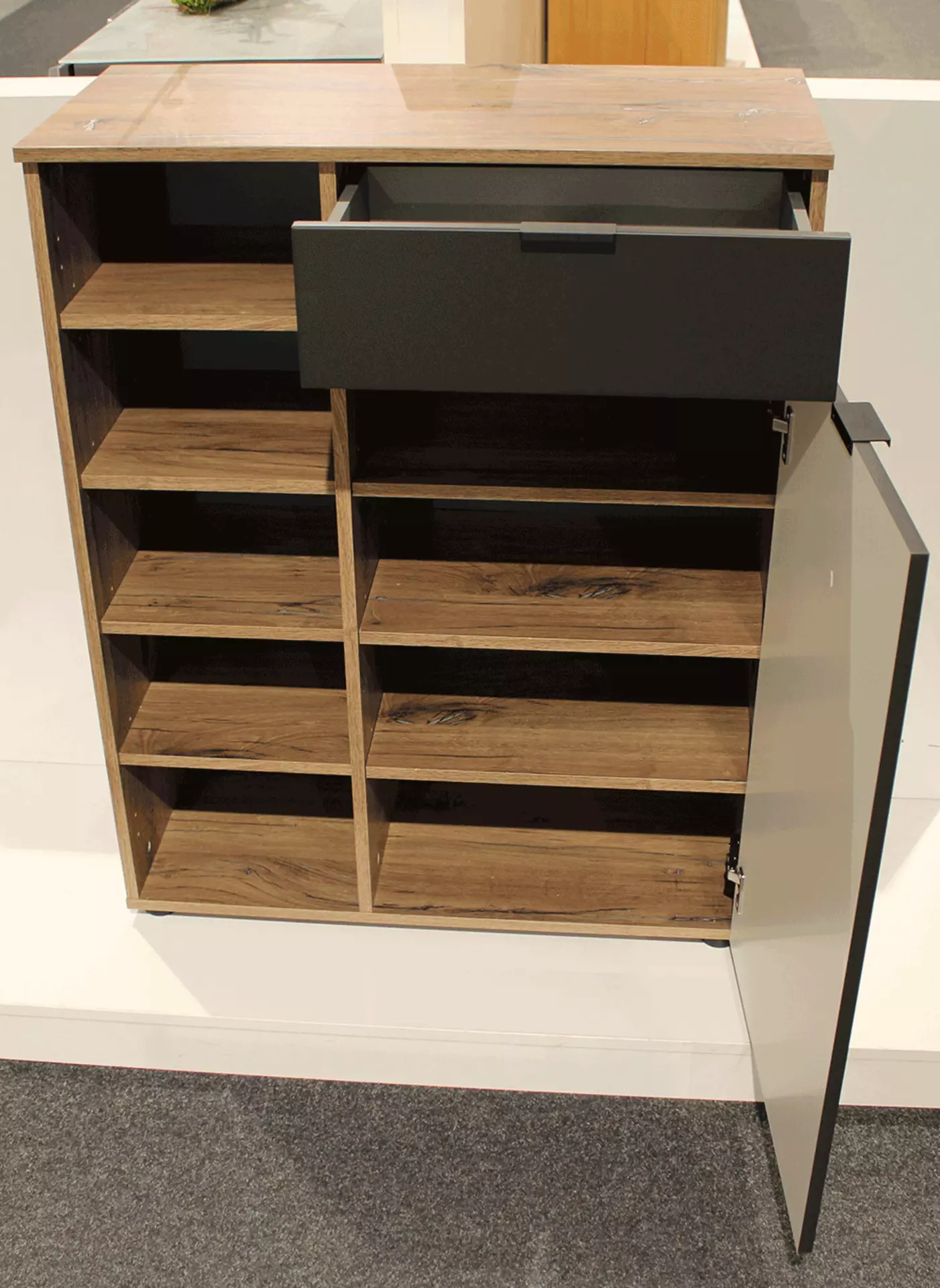 Schuhschrank aus Holz mit Schwarzen Farben und geöffneten Türen