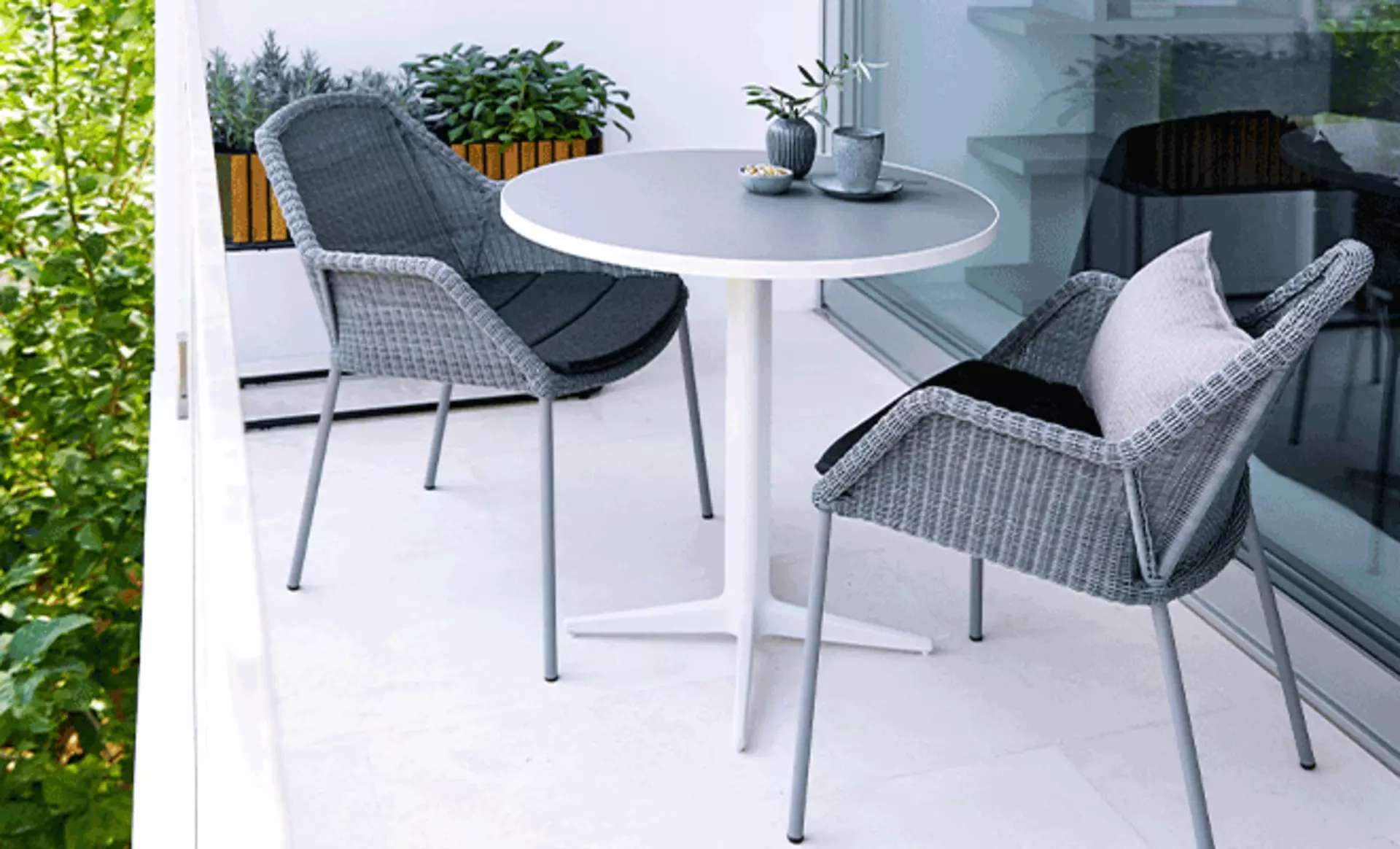 Kompakt und stilvoll: stapelbare Rattanstühle für den Balkon