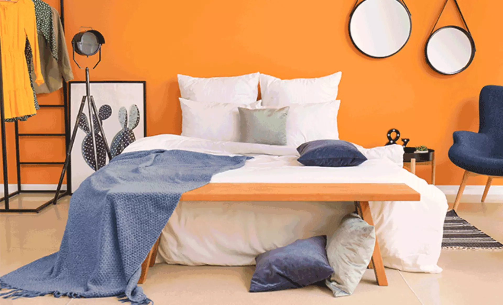 Oranges Schlafzimmer mit blauer Dekoration