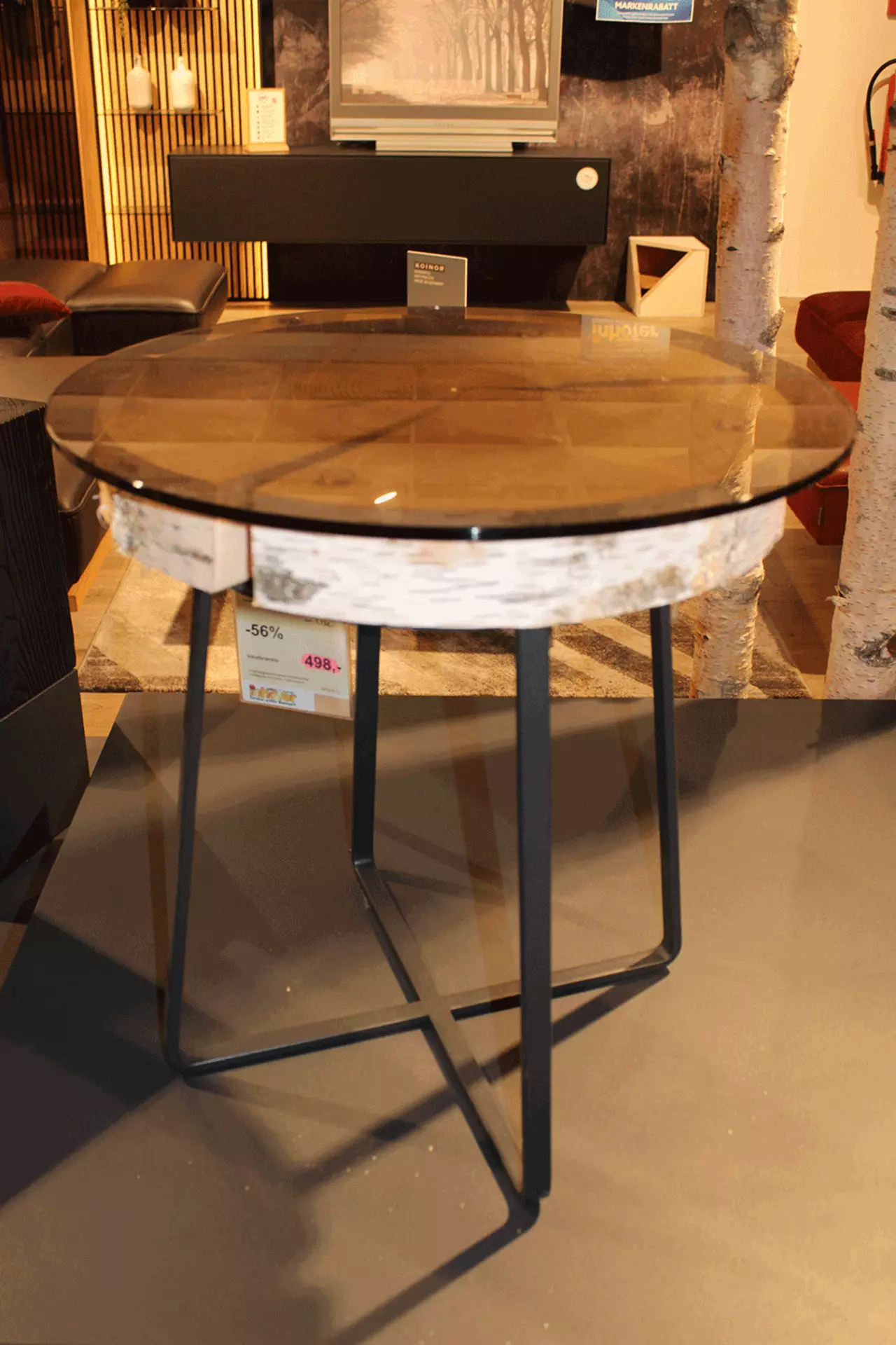 Kleiner Beistelltisch NATURSTÜCKE aus Hirnholz und einer Glasplatte als Oberfläche