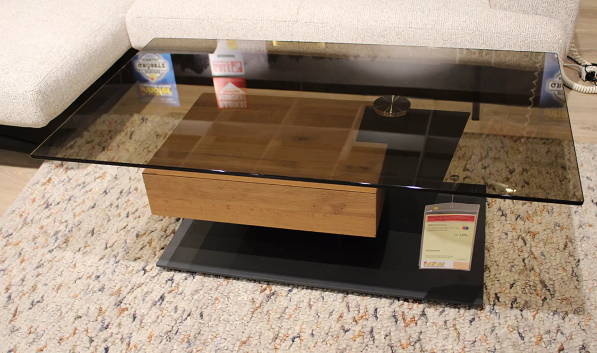 Couchtisch mit dunkler Glasplatte