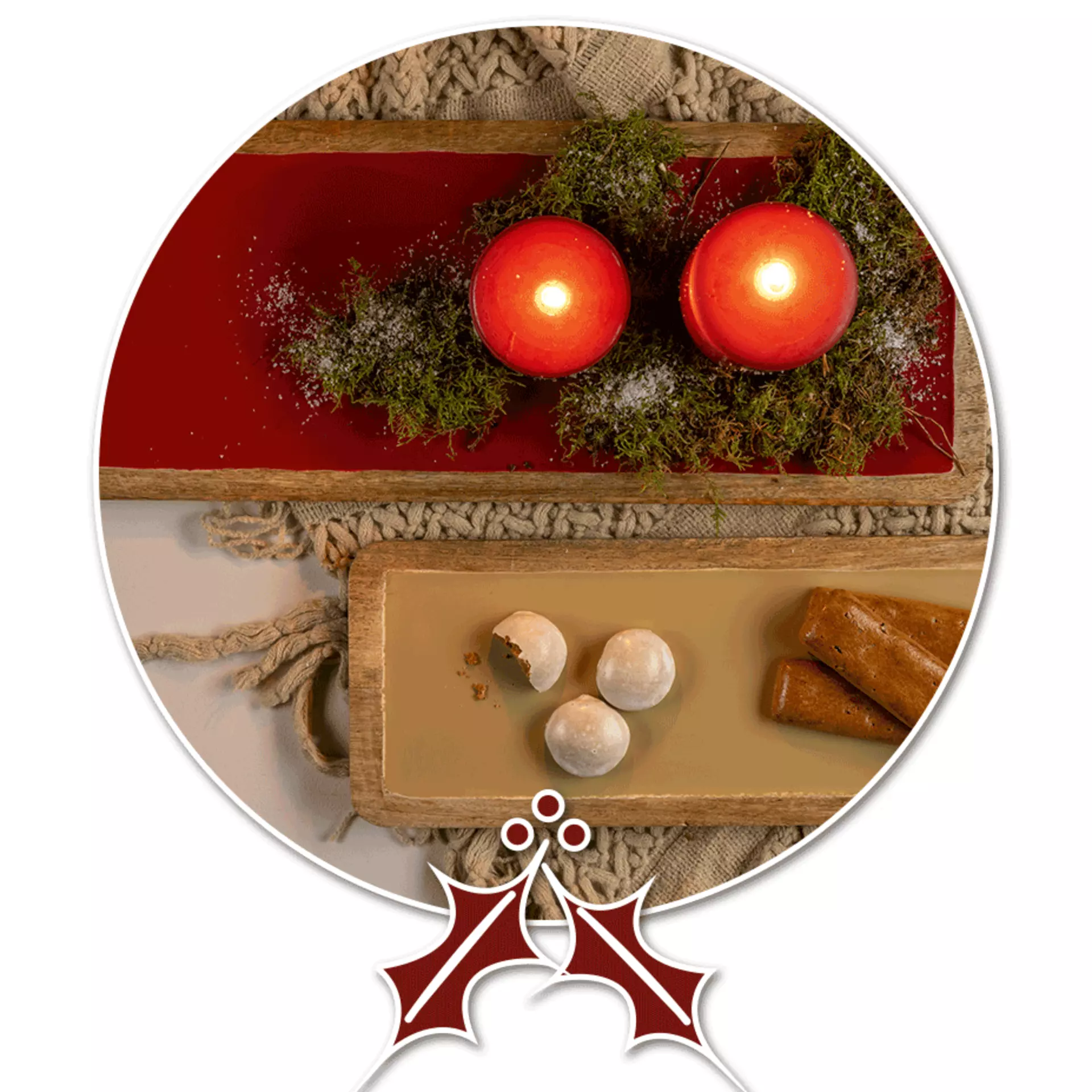 Tablett mit Weihnachtsdekoration und Kerzen