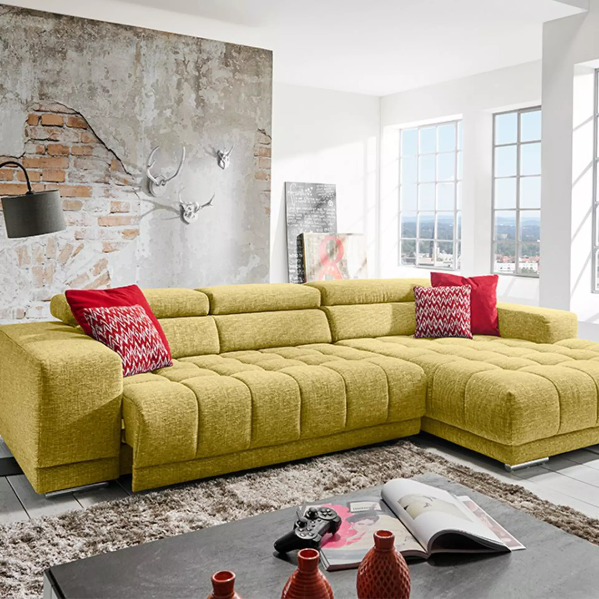 Industrial-Wohnzimmer mit einem Samt-Sofa in Limettengrün.
