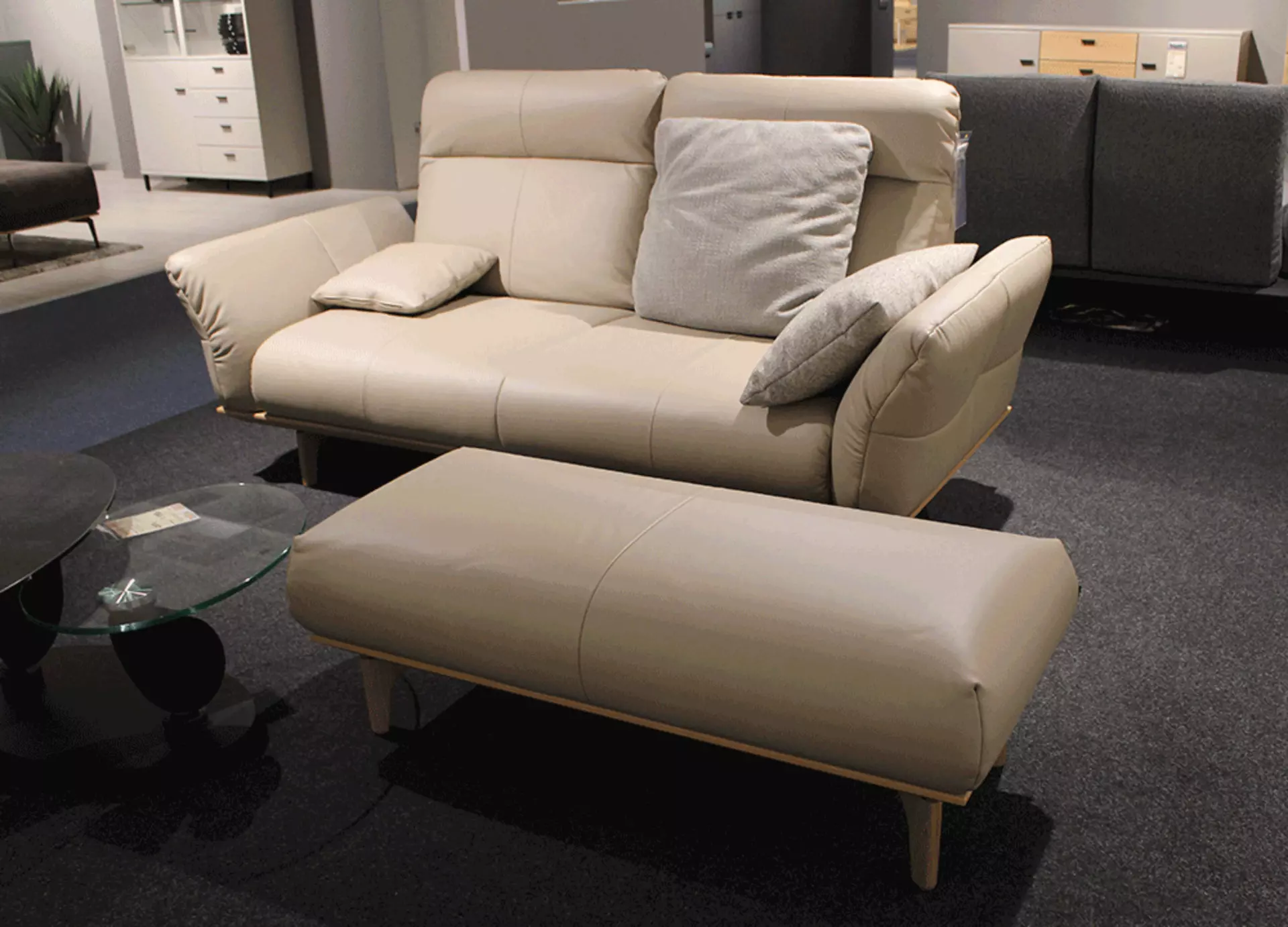 Polstergarnitur in der Farbe Weiß das Füße aus Holz hat von der Seite