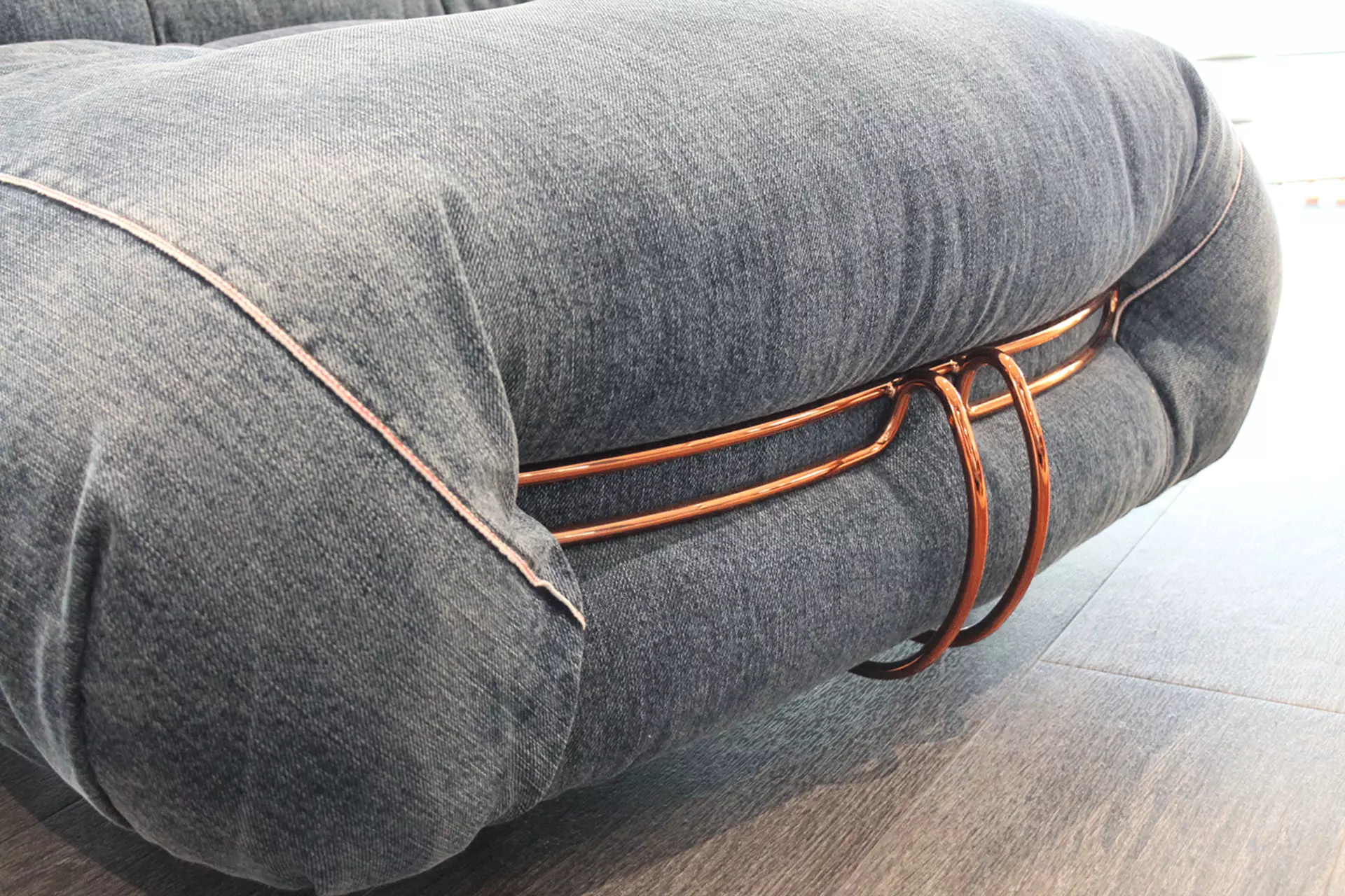 Auffällige Klemmen beim Cassina Sessel Soriana