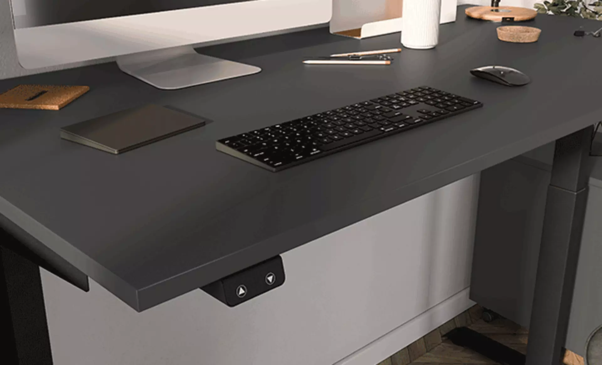 Ein Verstellbarer Bürotisch in der Farbe Schwarz 