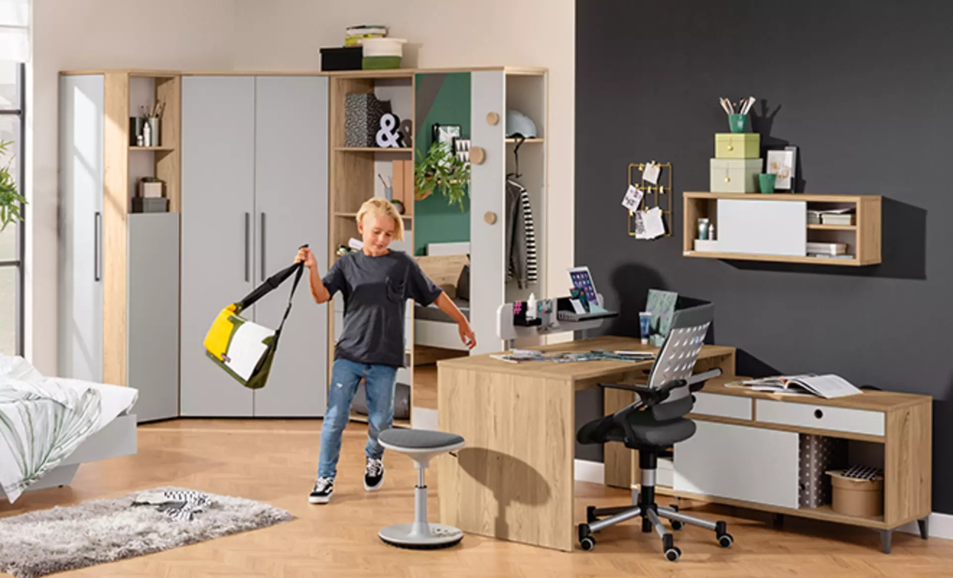 Schlafzimmer aus holz und mausgrauen Furnieren von Paidi