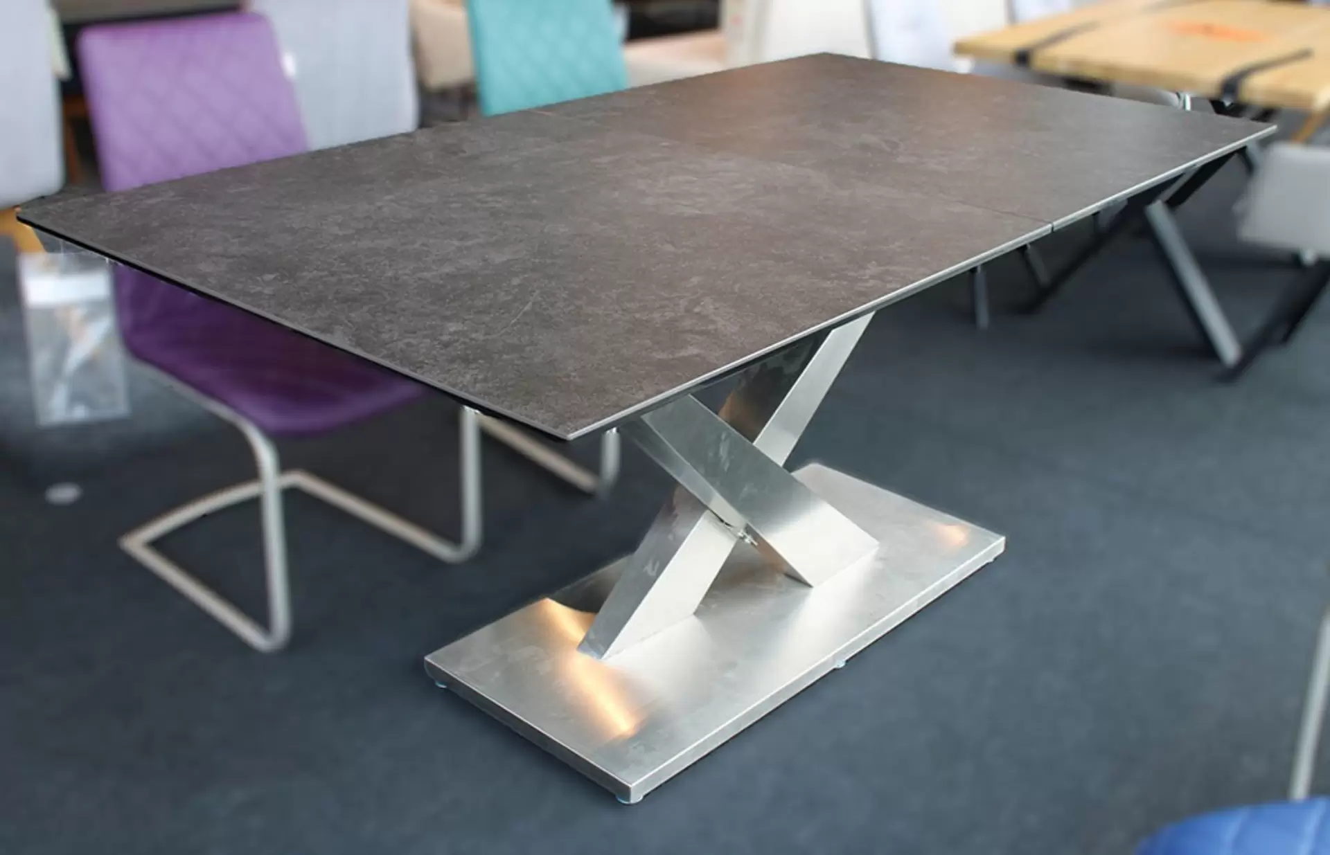 Esstisch in schwarz mit Metall Gestell