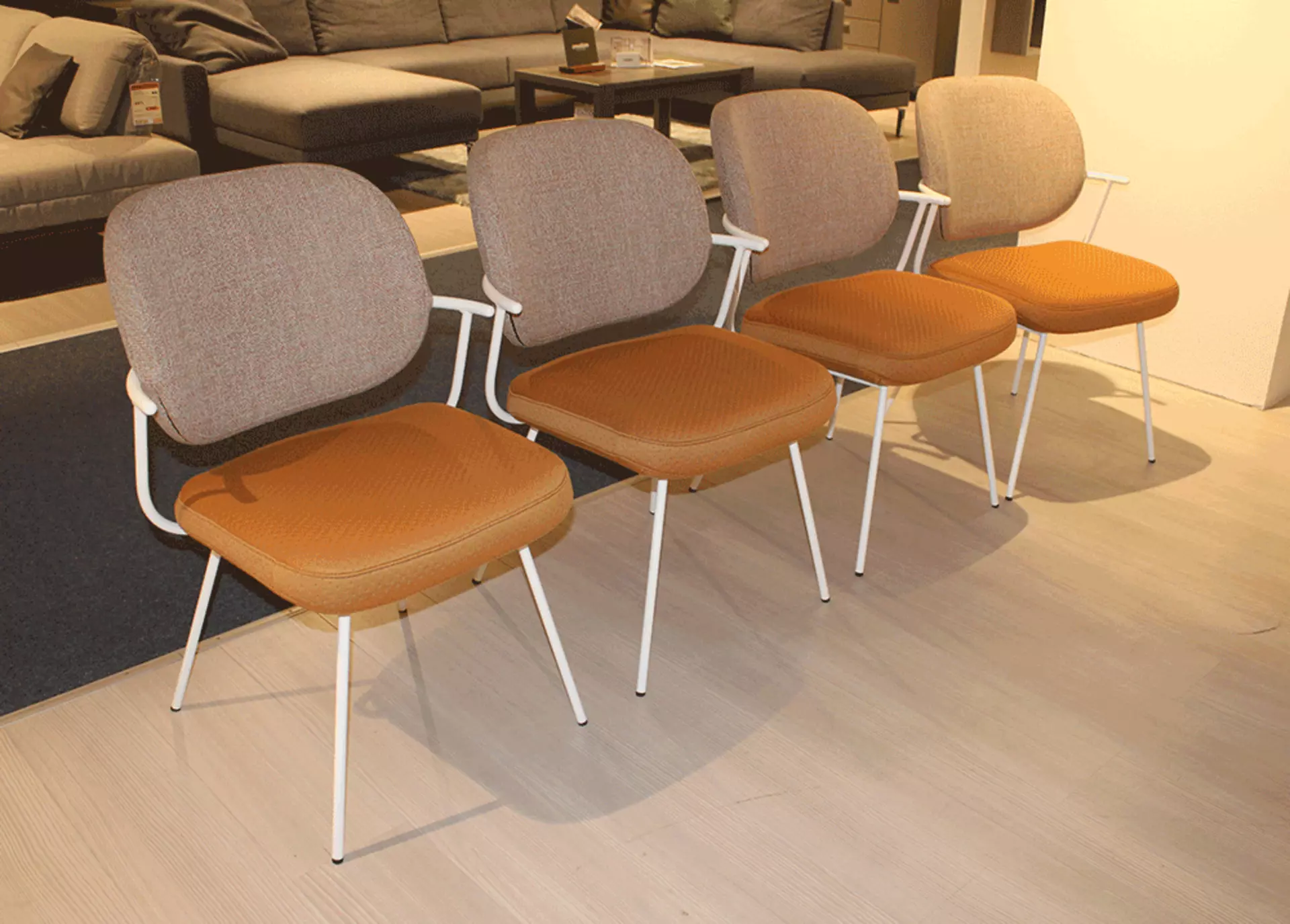 Braun-grauer Stuhl mit gepolsteter Sitzfläche und Rückenlehne von der Seite