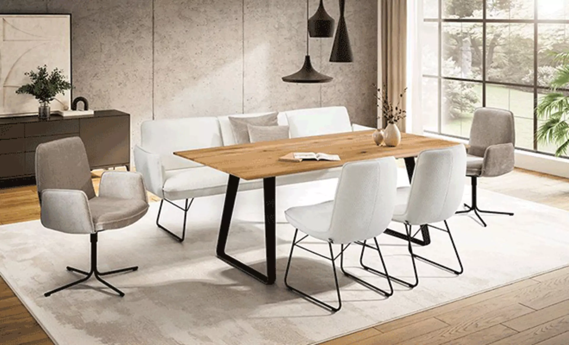 Armlehnstühle und Stühle ohne Armlehne in unterschiedlichen Farben