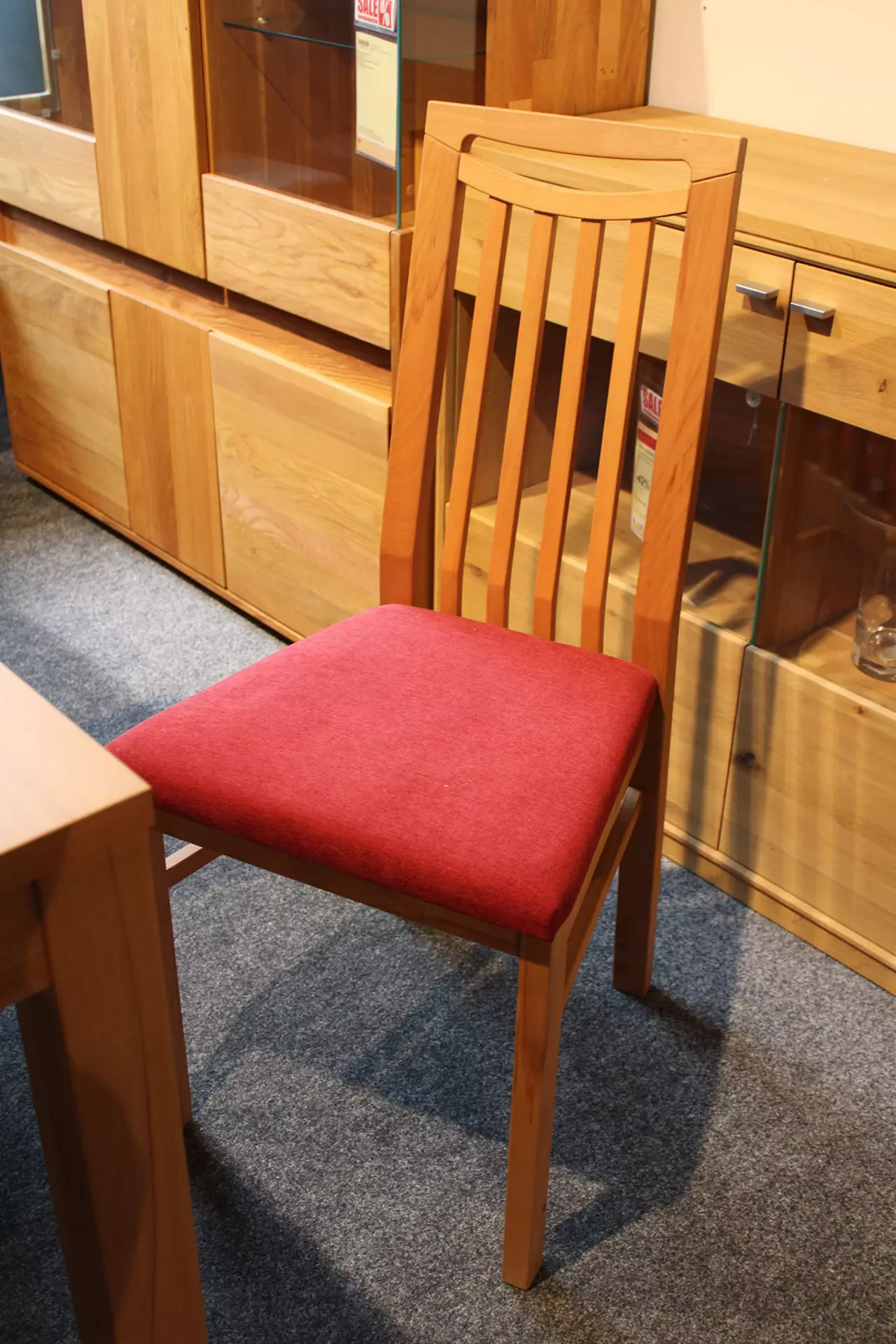 Ausstellungsstück Stuhl von Tischgruppe Perfekta von Mondo mit Roten Sitz Polster und Holzlehne