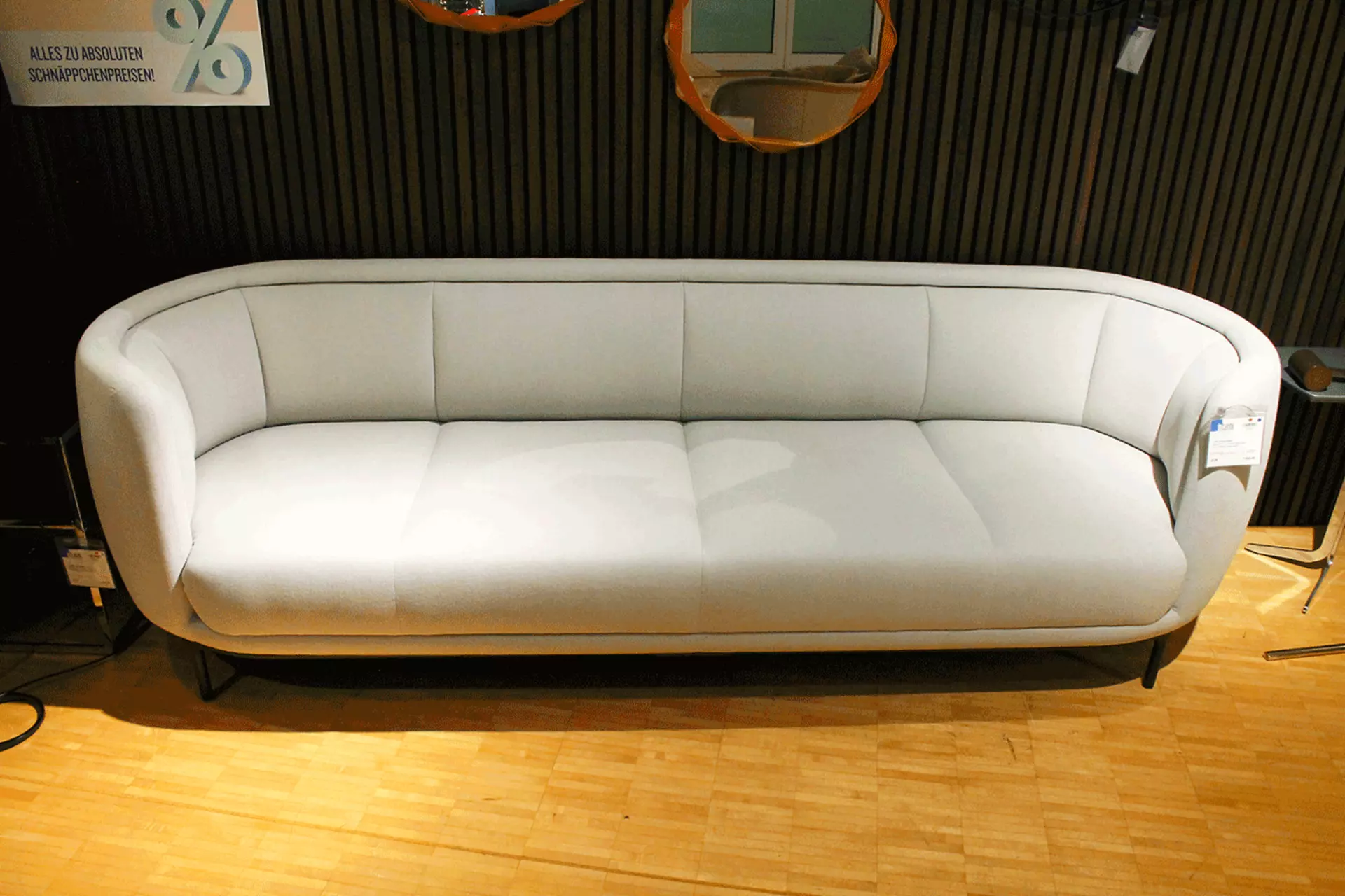 Das VUELTA Sofa von Wittmann in sehr hellem Grau