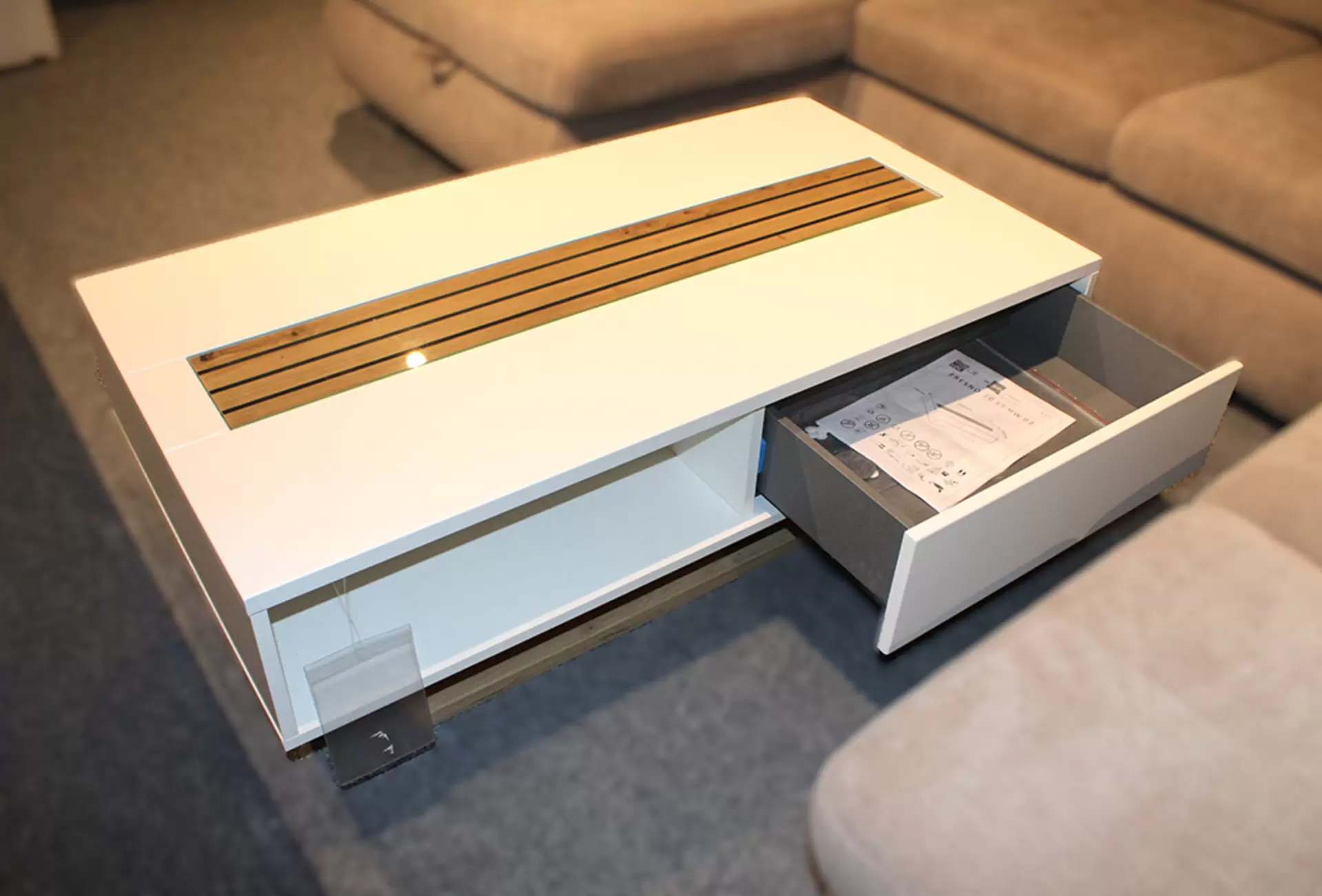 Der Couchtisch FRESNO von Wohn-Concept mit weißem Lack und Holzfurnier