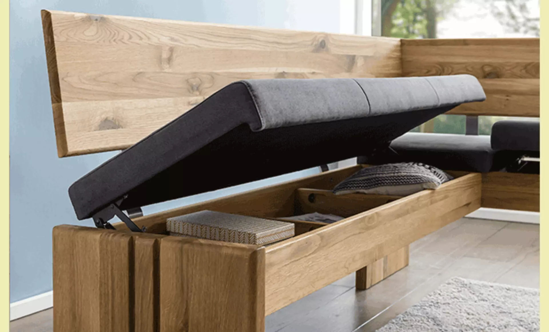 Sitzbank mit verstecktem Stauraum im Essbereich.